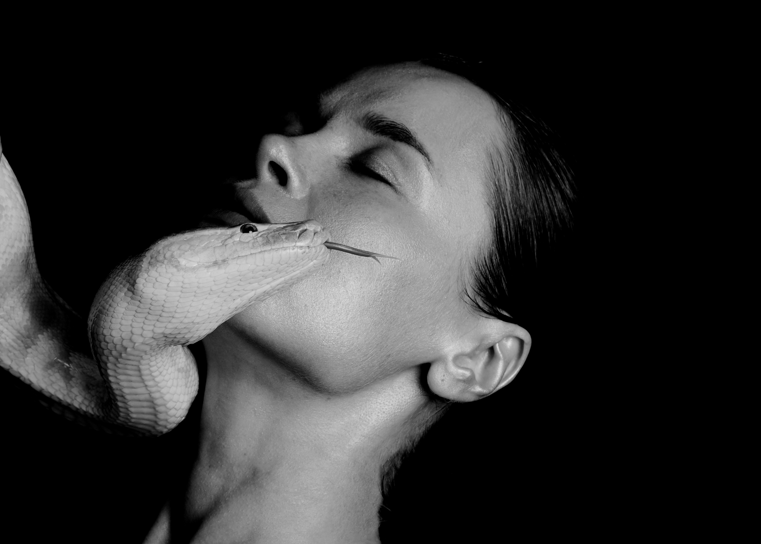 Дана и змея. Фотограф и проводник в эфирные масла Ольга КоСа