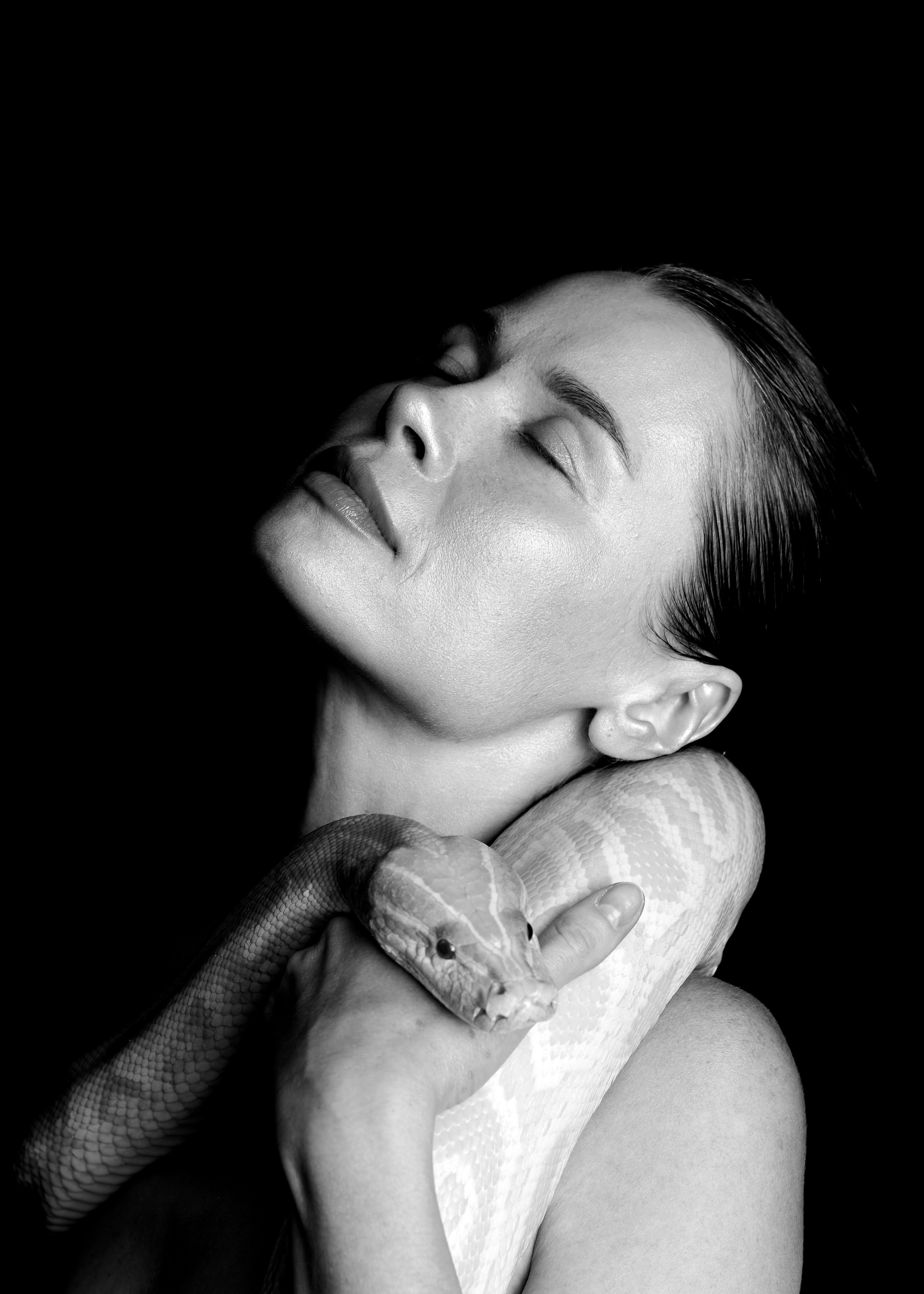 Дана и змея. Фотограф и проводник в эфирные масла Ольга КоСа