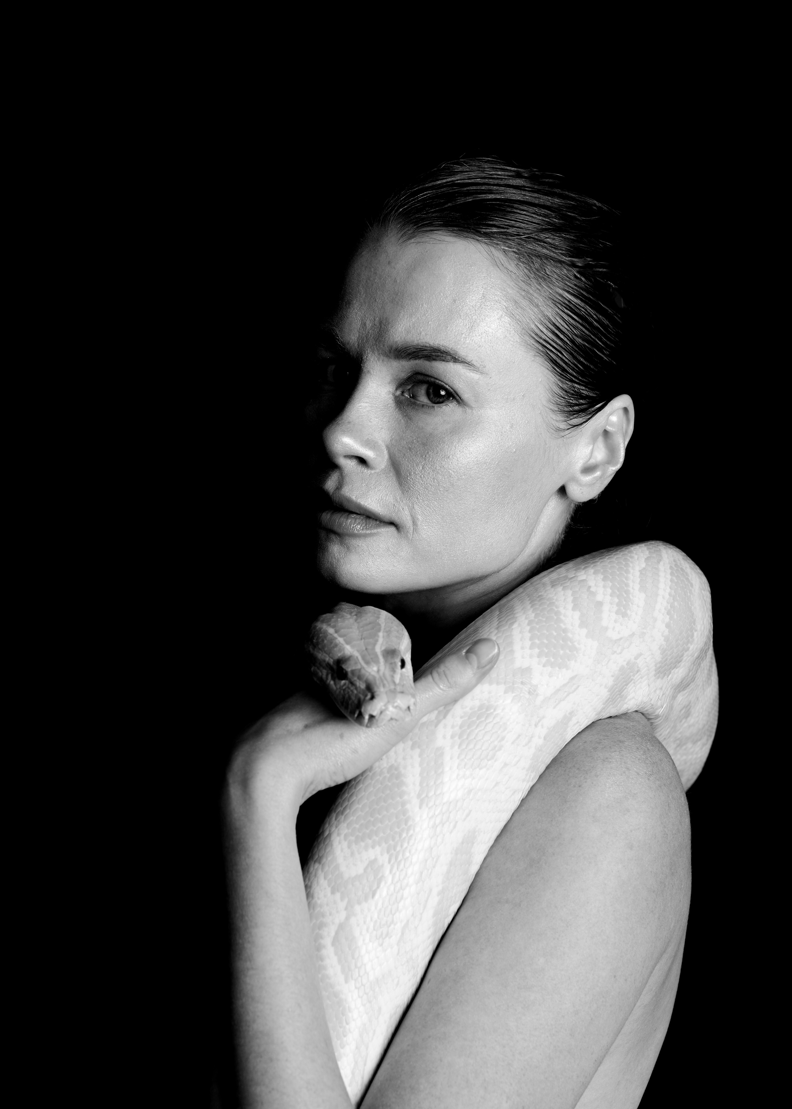 Дана и змея. Фотограф и проводник в эфирные масла Ольга КоСа