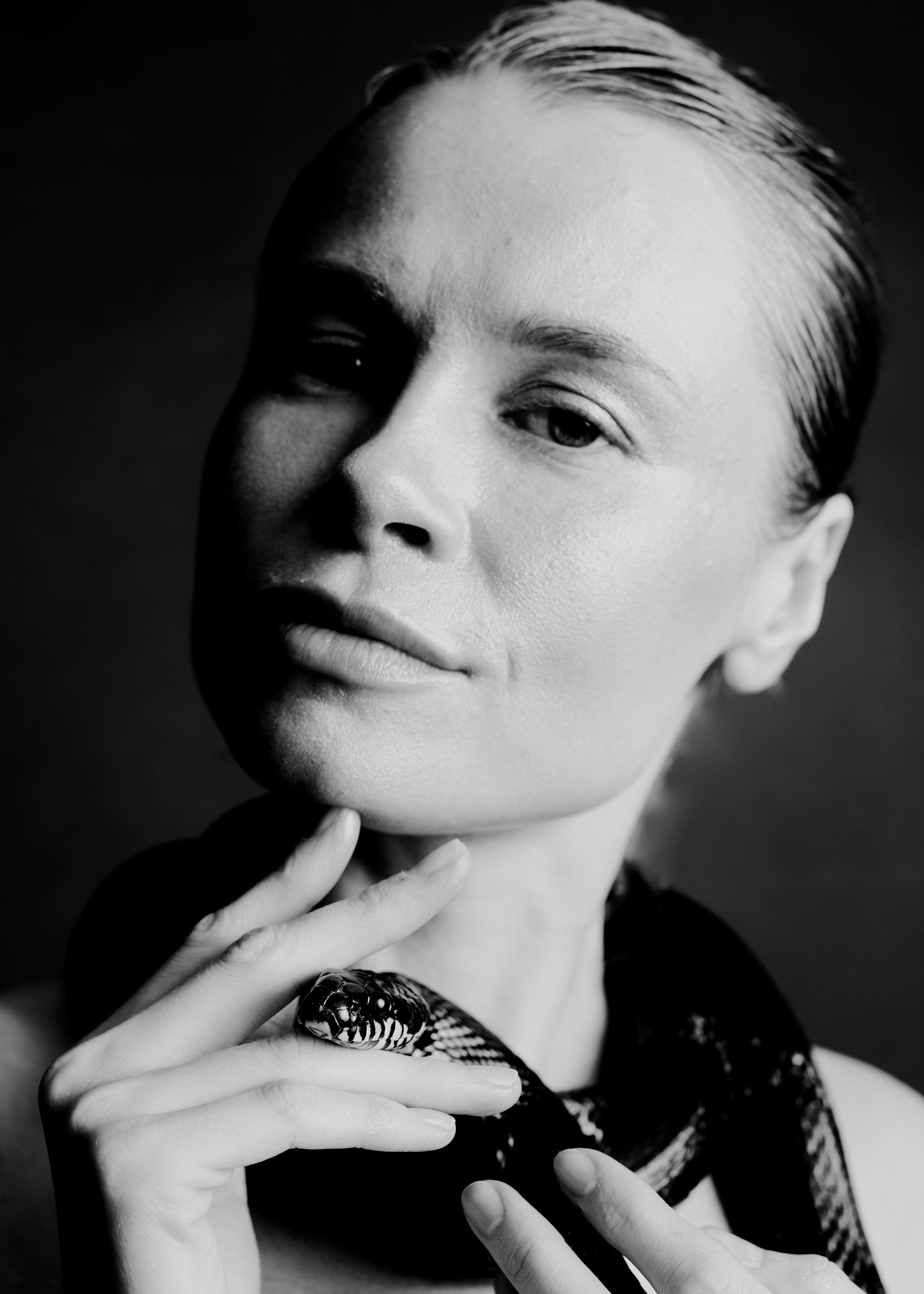 Дана и змея. Фотограф и проводник в эфирные масла Ольга КоСа