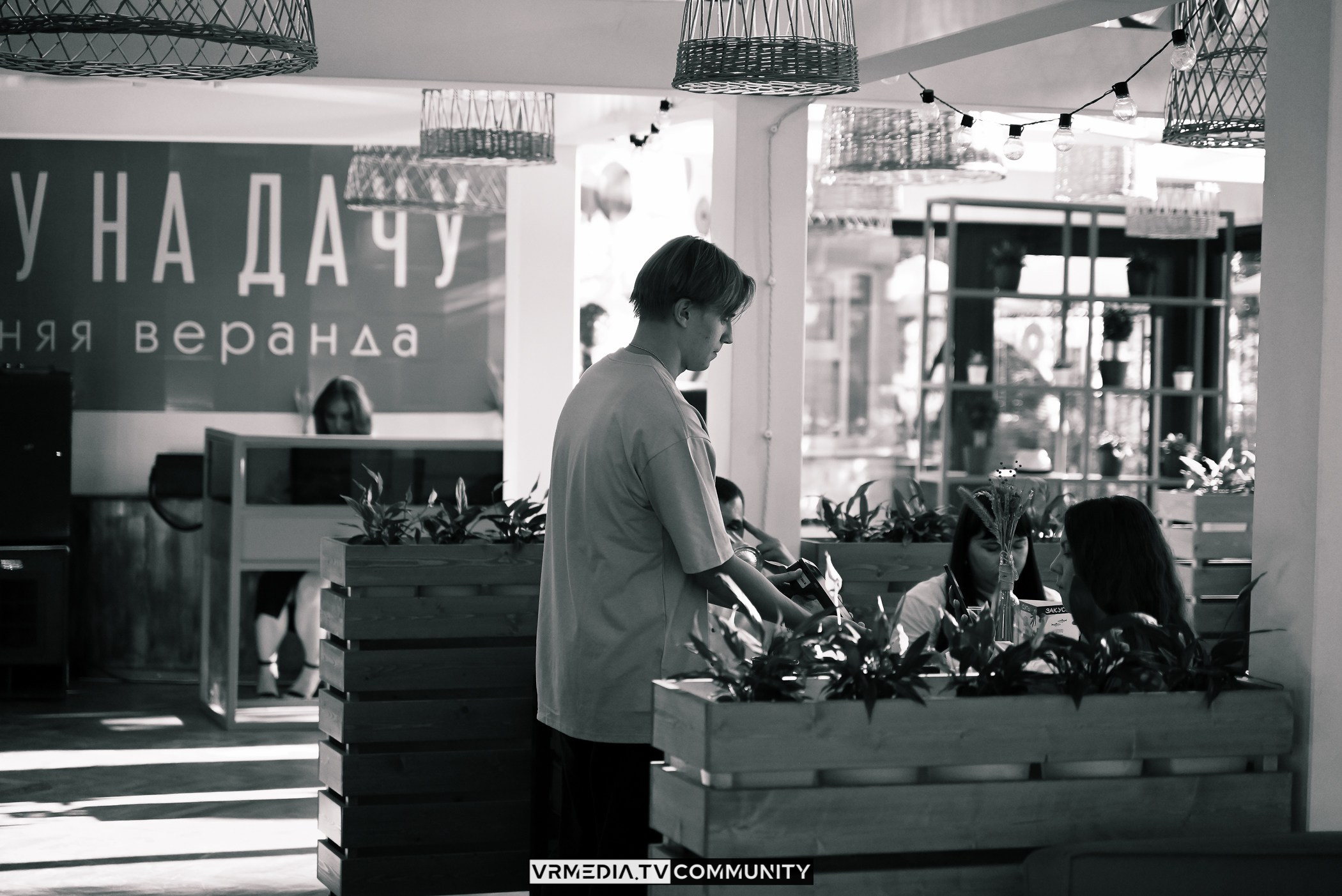 Ресторан «Volna»: Вокальный вечер на летней веранде «Хочу на дачу»