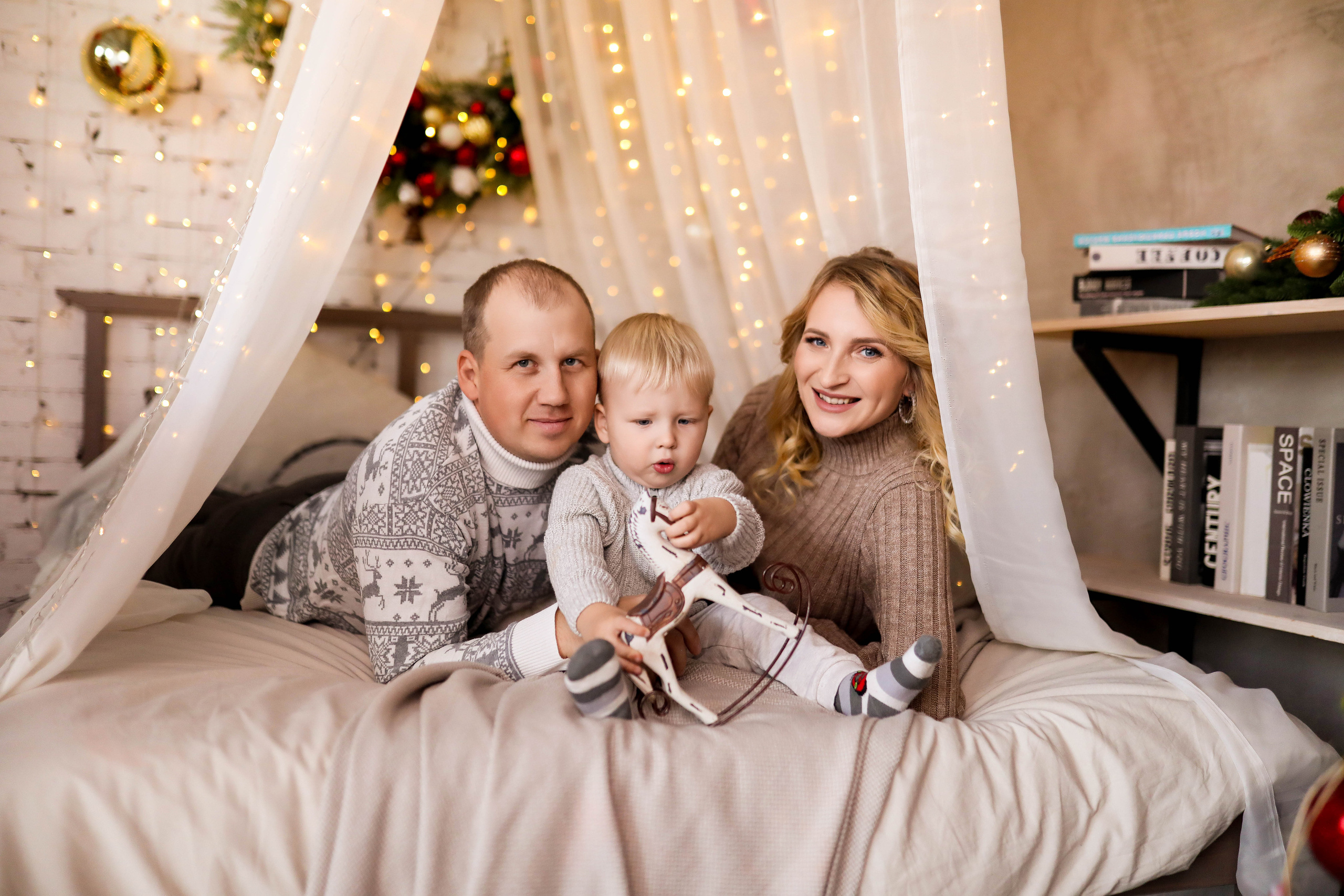 Семейная фотосессия в зале Флет и Вайт. ФОТОГРАФ ХАБАРОВСК АНАСТАСИЯ РАЧЕНКОВА