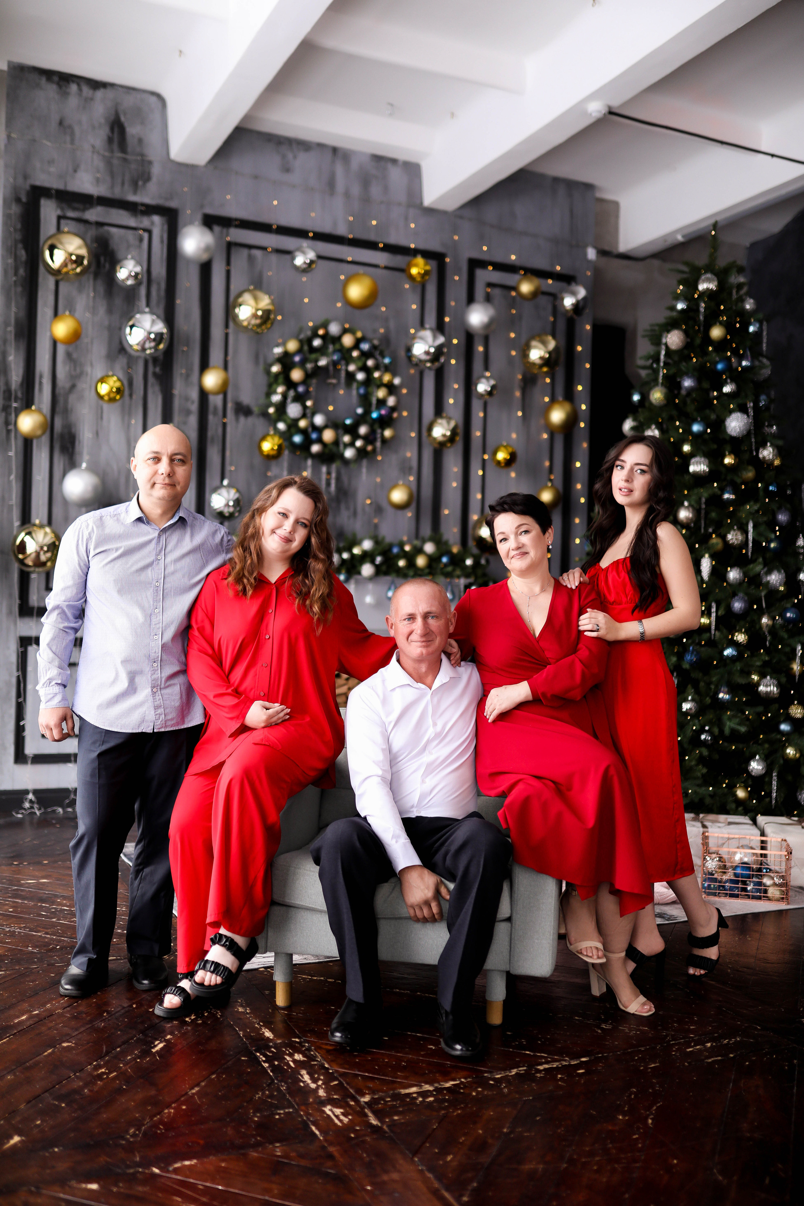 Семейная фотосессия в зале Вуд и Лофт. ФОТОГРАФ ХАБАРОВСК АНАСТАСИЯ РАЧЕНКОВА
