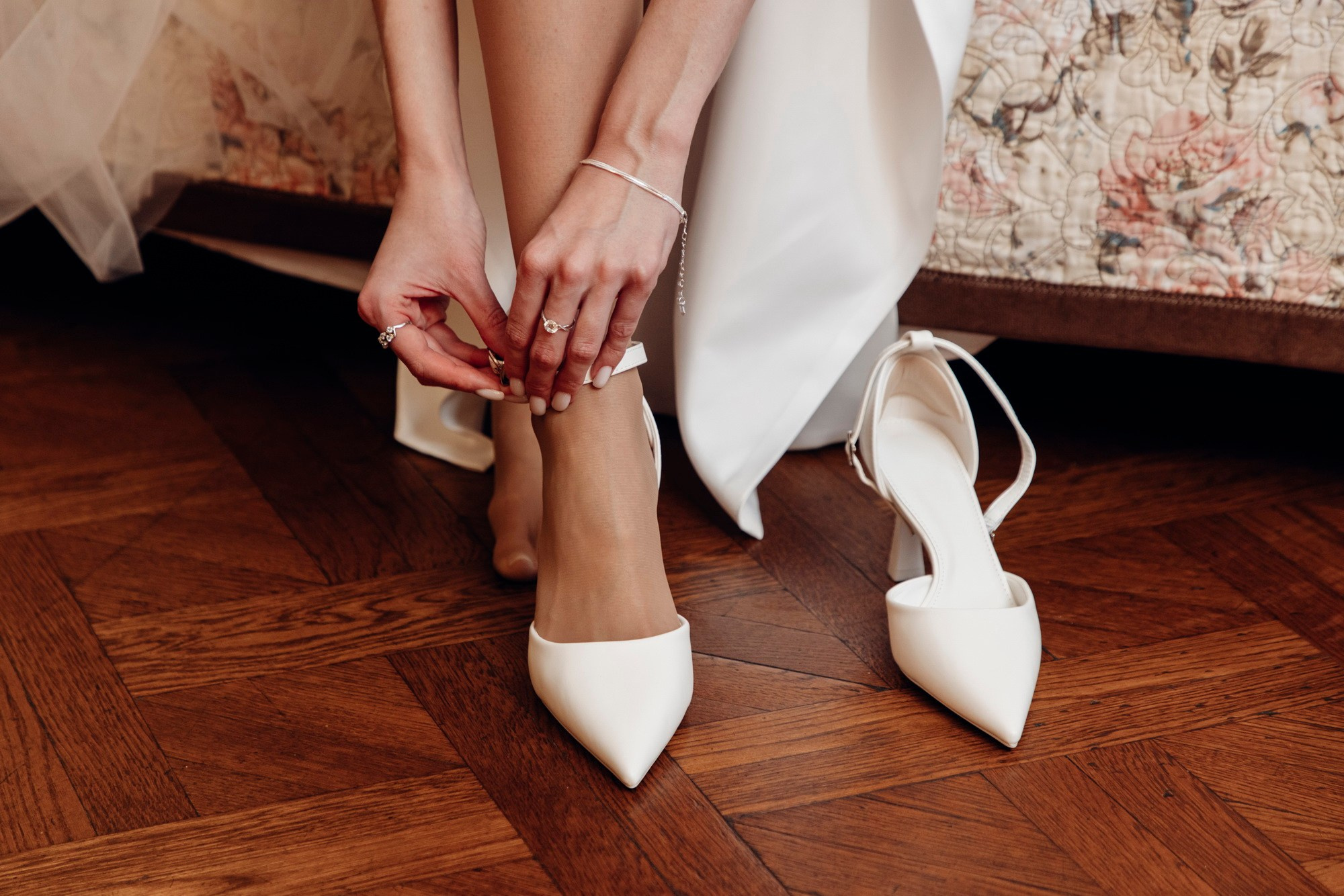 где купить свадебный букет, какой подарок подарить на свадьбу, свадебное платье где купить спб, свадебный салон, актуальные свадебные платья 2025, костюм для жениха, какой ресторан выбрать спб, отель для свадьбы