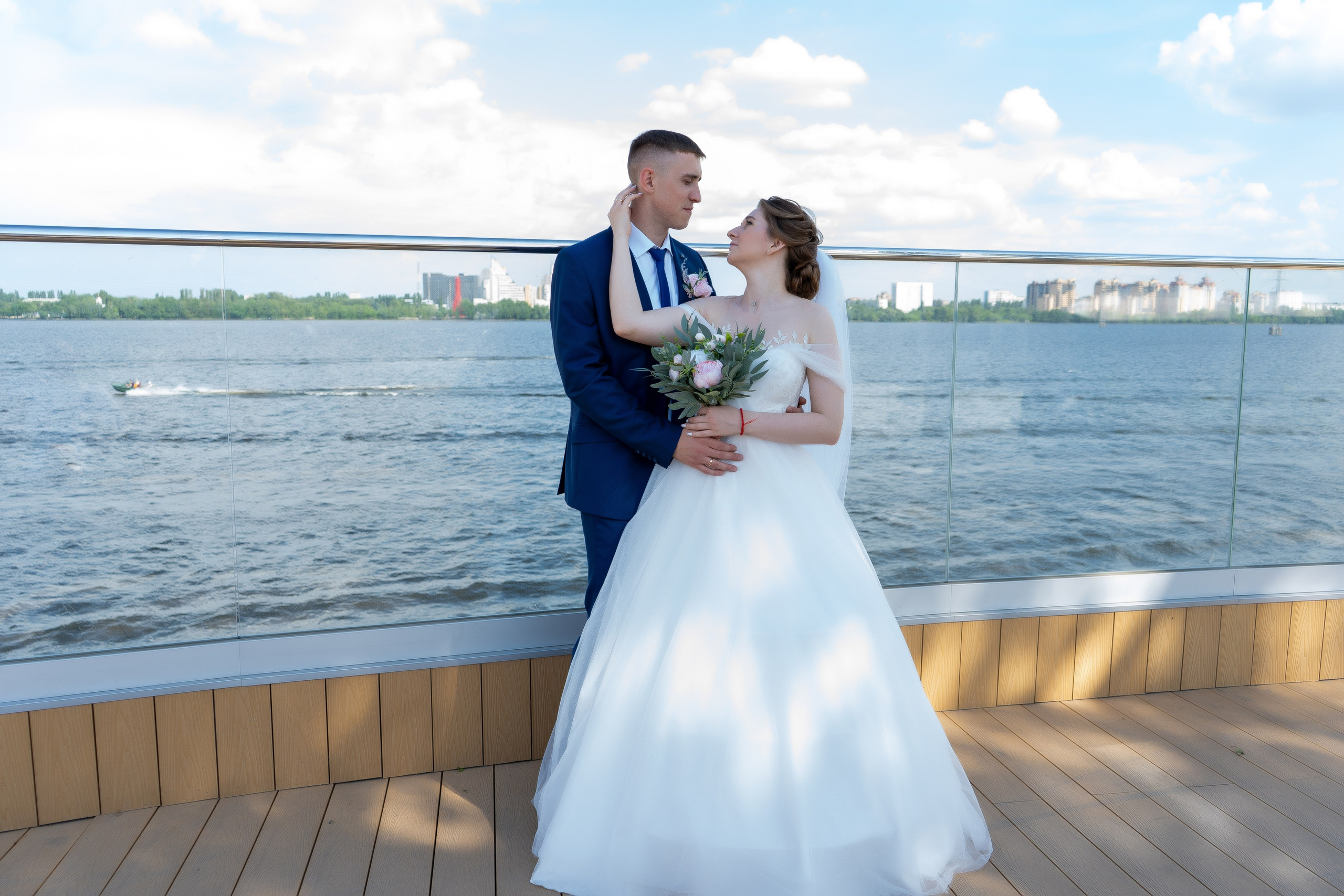 На стеклянном мосту на Петровской набережной свадебная фотосессия в Воронеже