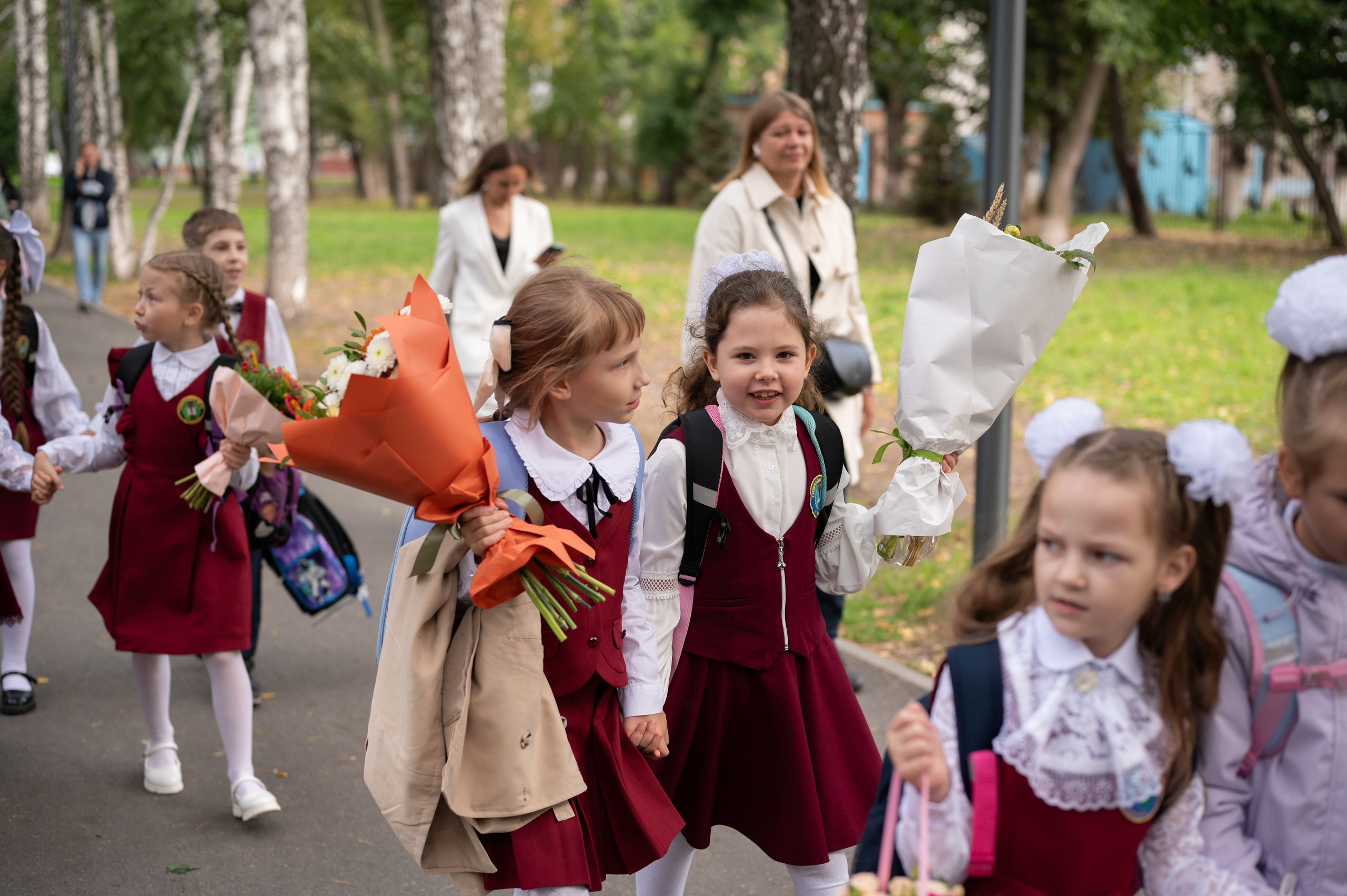 1 сентября 16 гимназия 2 класс (линейка + в классе+ на улице). Фотограф новорожденных, семейный детский в Тюмени Татьяна Морозова