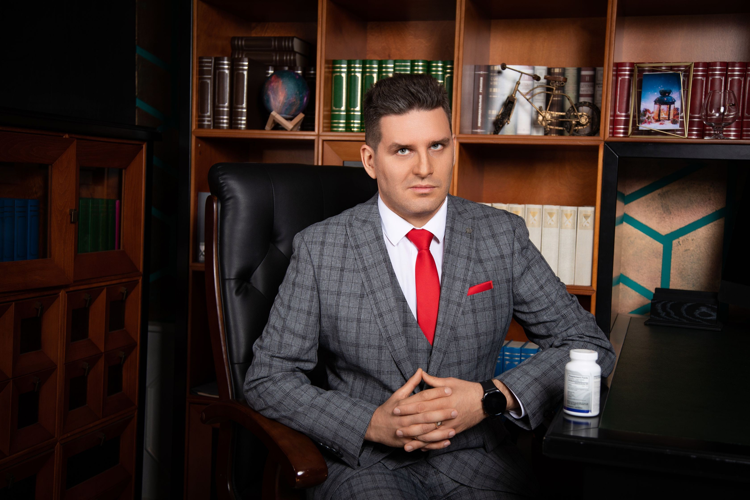 Профессиональная мужская фотосессия в Fotogen: Ваша история в кадре. Интерьерная фотостудия FOTOGEN г. Краснодар