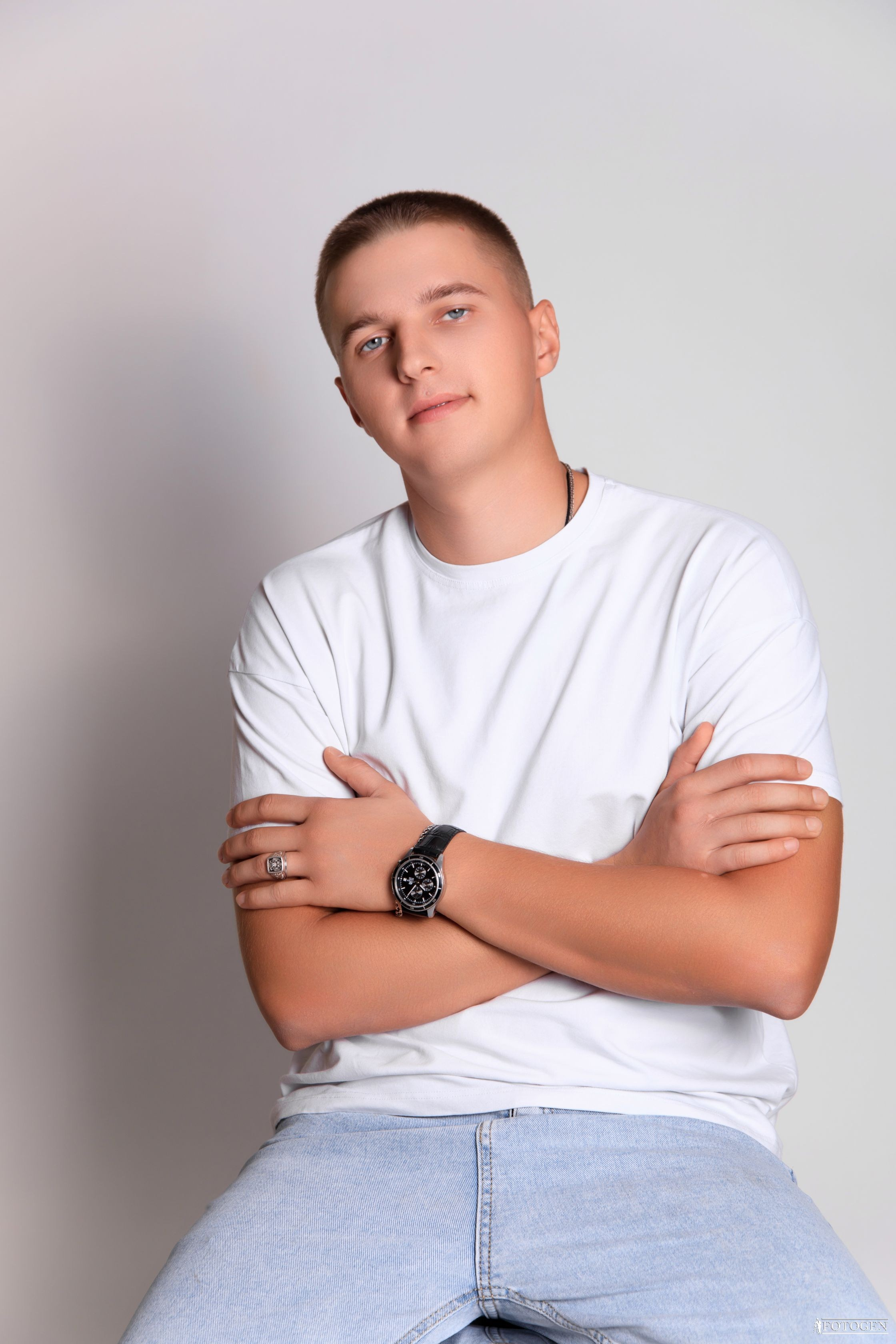 Профессиональная мужская фотосессия в Fotogen: Ваша история в кадре. Интерьерная фотостудия FOTOGEN г. Краснодар