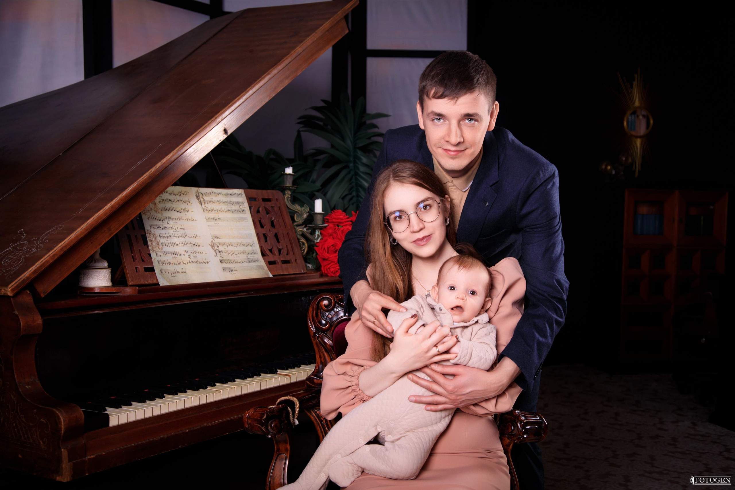 Семейная фотосессия: мама, папа и малыш | Портфолио Fotogen. Интерьерная фотостудия FOTOGEN г. Краснодар