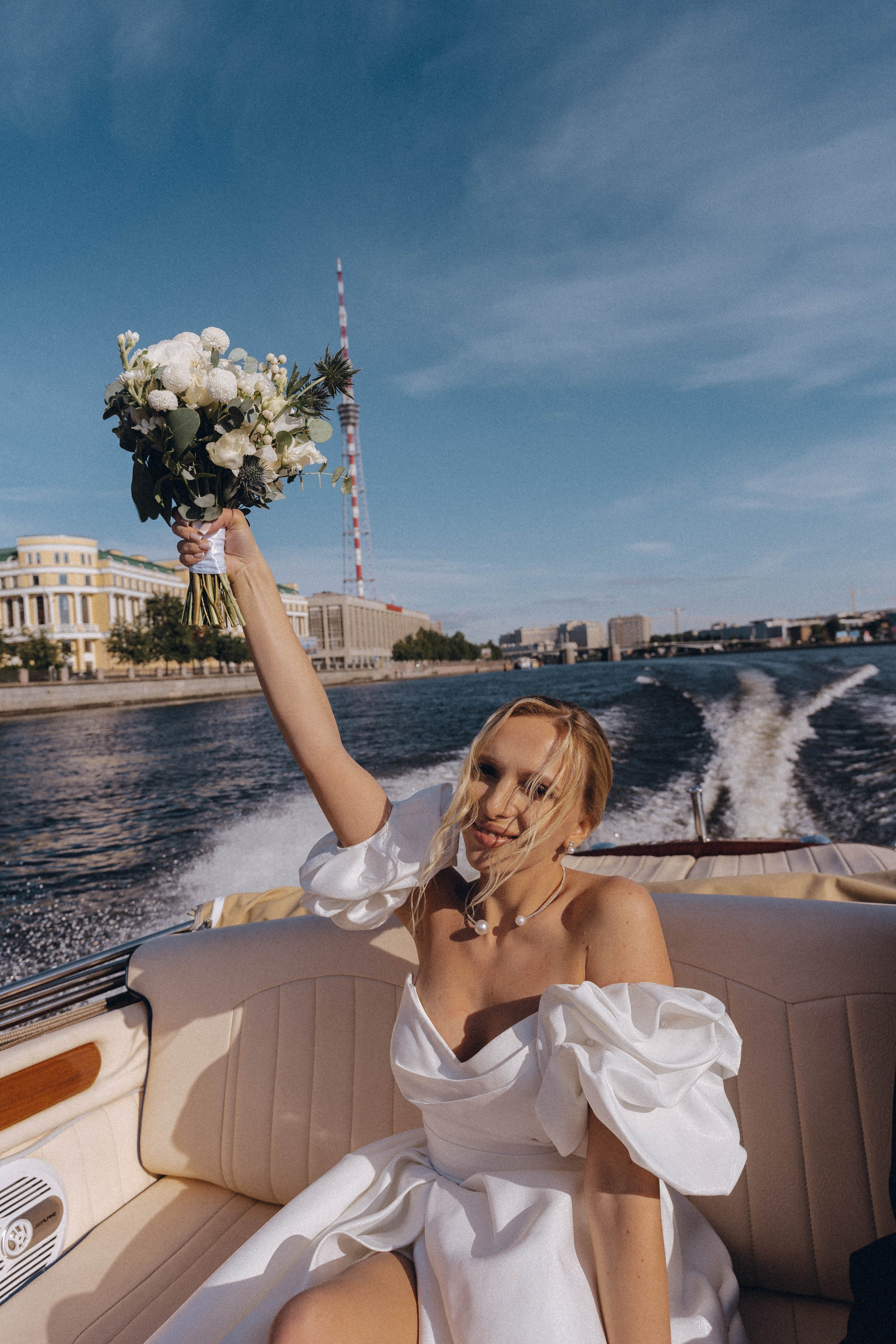 СВАДЕНБНАЯ СЬЕМКА НА КАТЕРЕ ПО КАНАЛАМ САНКТ-ПЕТЕРБУРГА И В АКВАТОРИИ НЕВЫ. Профессиональный фотограф, Санкт-Петербург — Виктория Богомолова