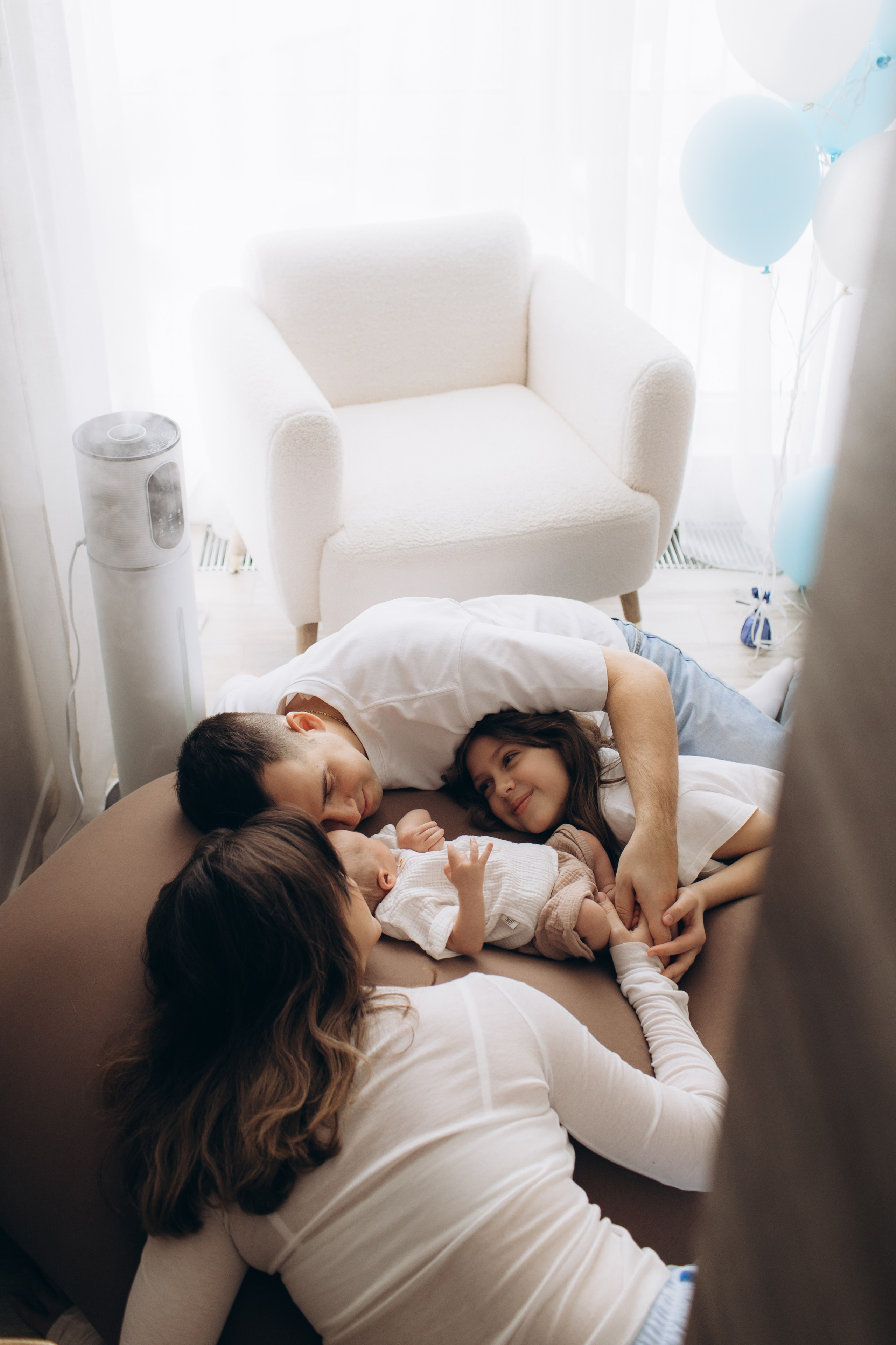 Семейная фотосессия с малышами. Фотостудия для новорожденных и малышей в Твери — На ручки