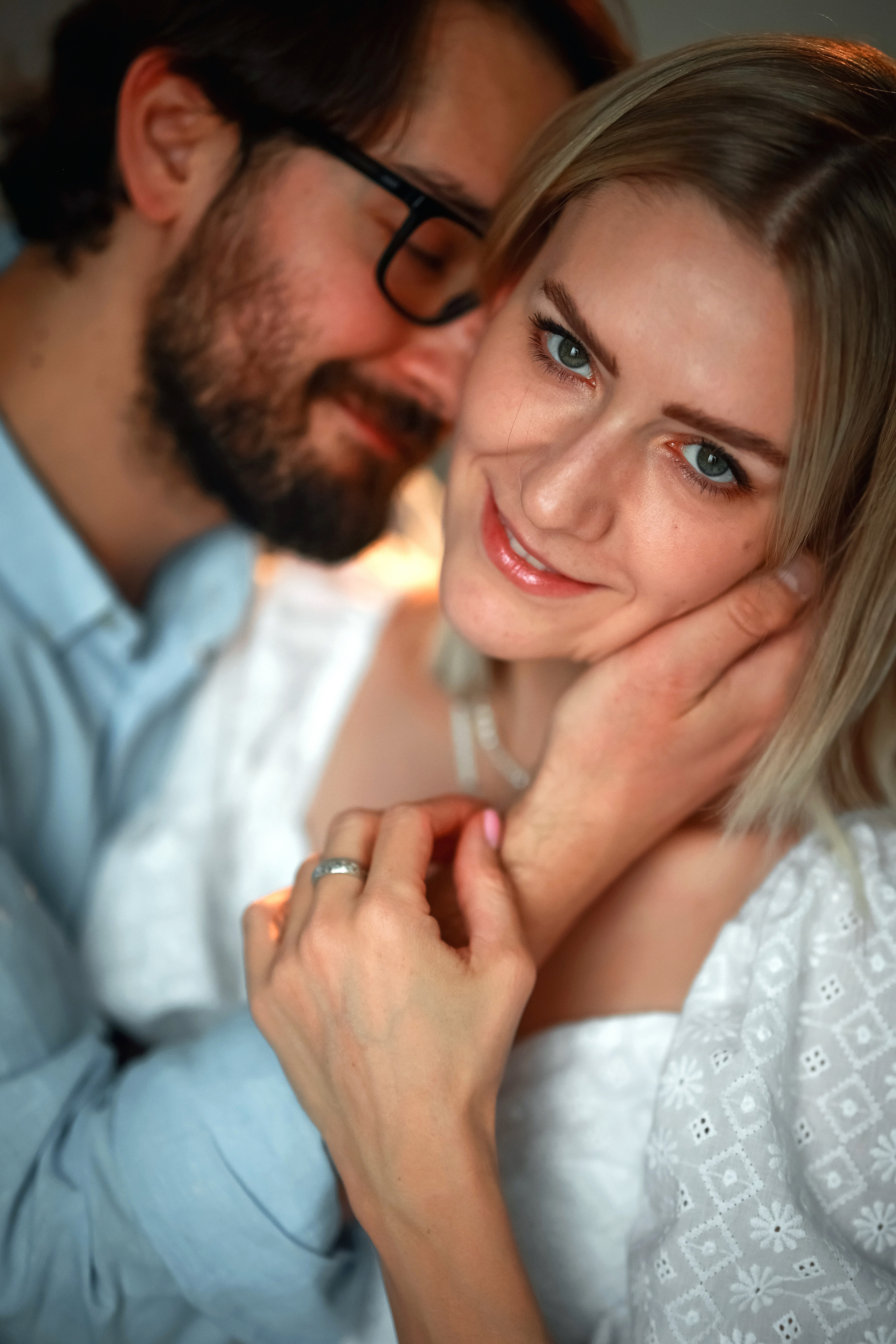 Нежный портрет молодой супружеской пары. Мужчина нежно прикасается к щеке возлюбленной.