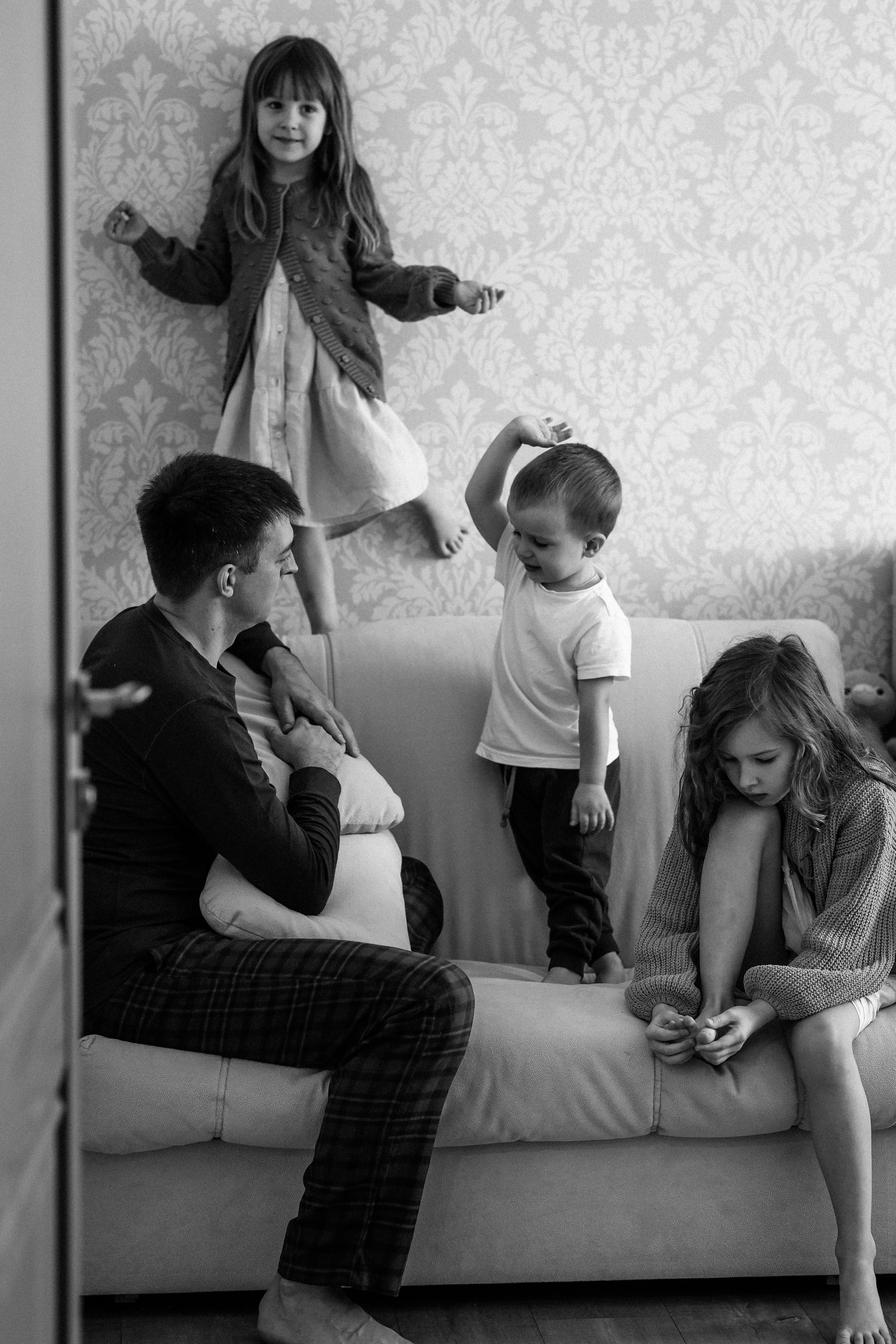 Папа весело играет с детьми. Семейная домашняя фотография.