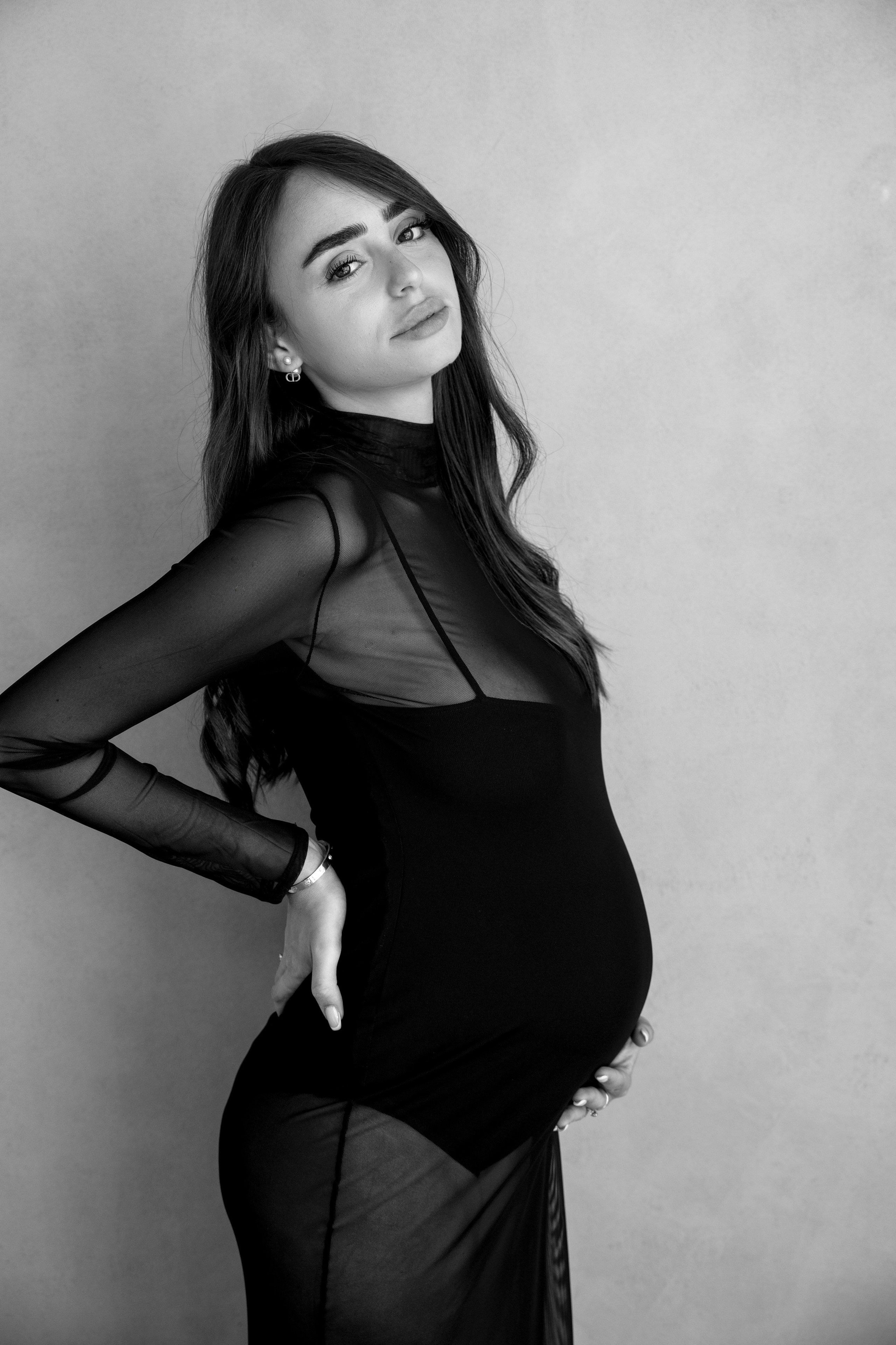 Pregnancy photoshoot inside the studio in Tel Aviv. Главная