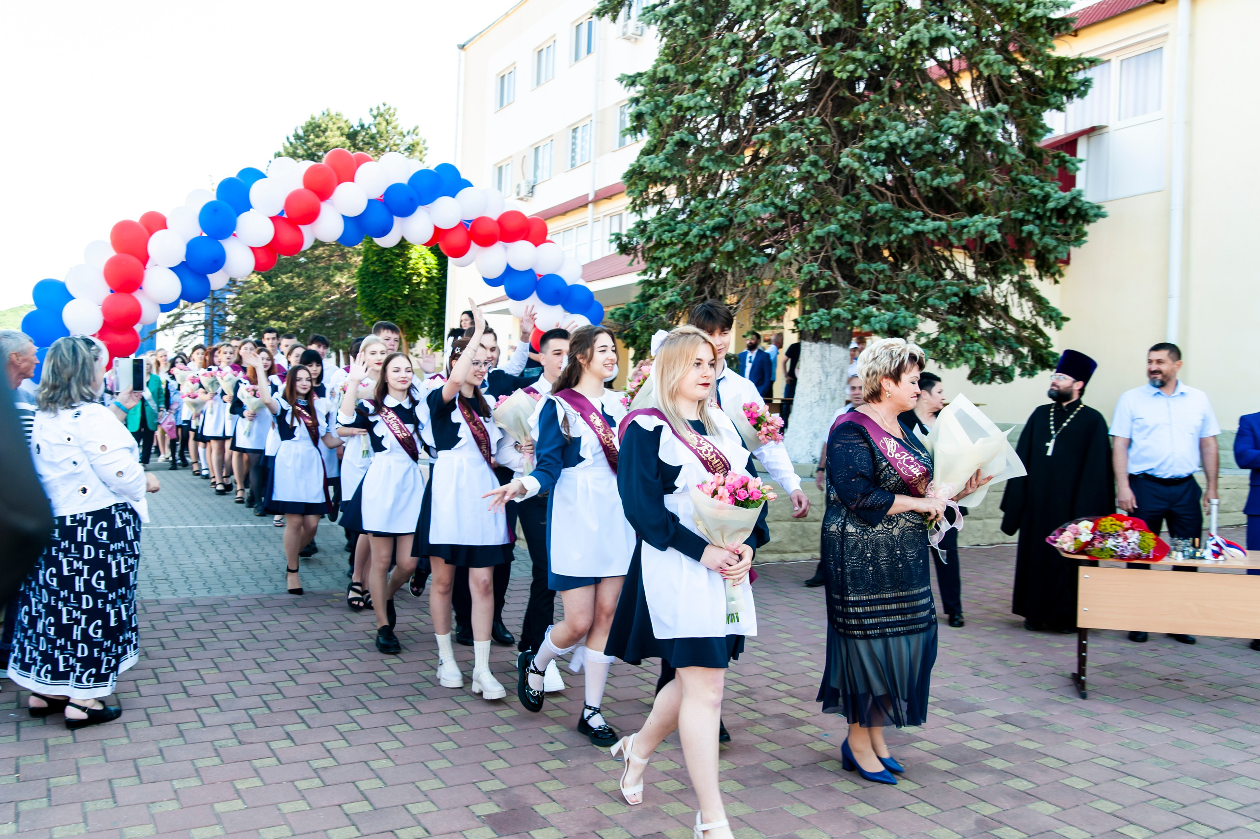 Последний Звонок МАОУ СОШ № 17 им. Эдуарда Есаяна — Архипо-Осиповка. Свадебный и семейный фотограф Денис Лукьянов в Краснодаре, Краснодарском крае и Республике Крым