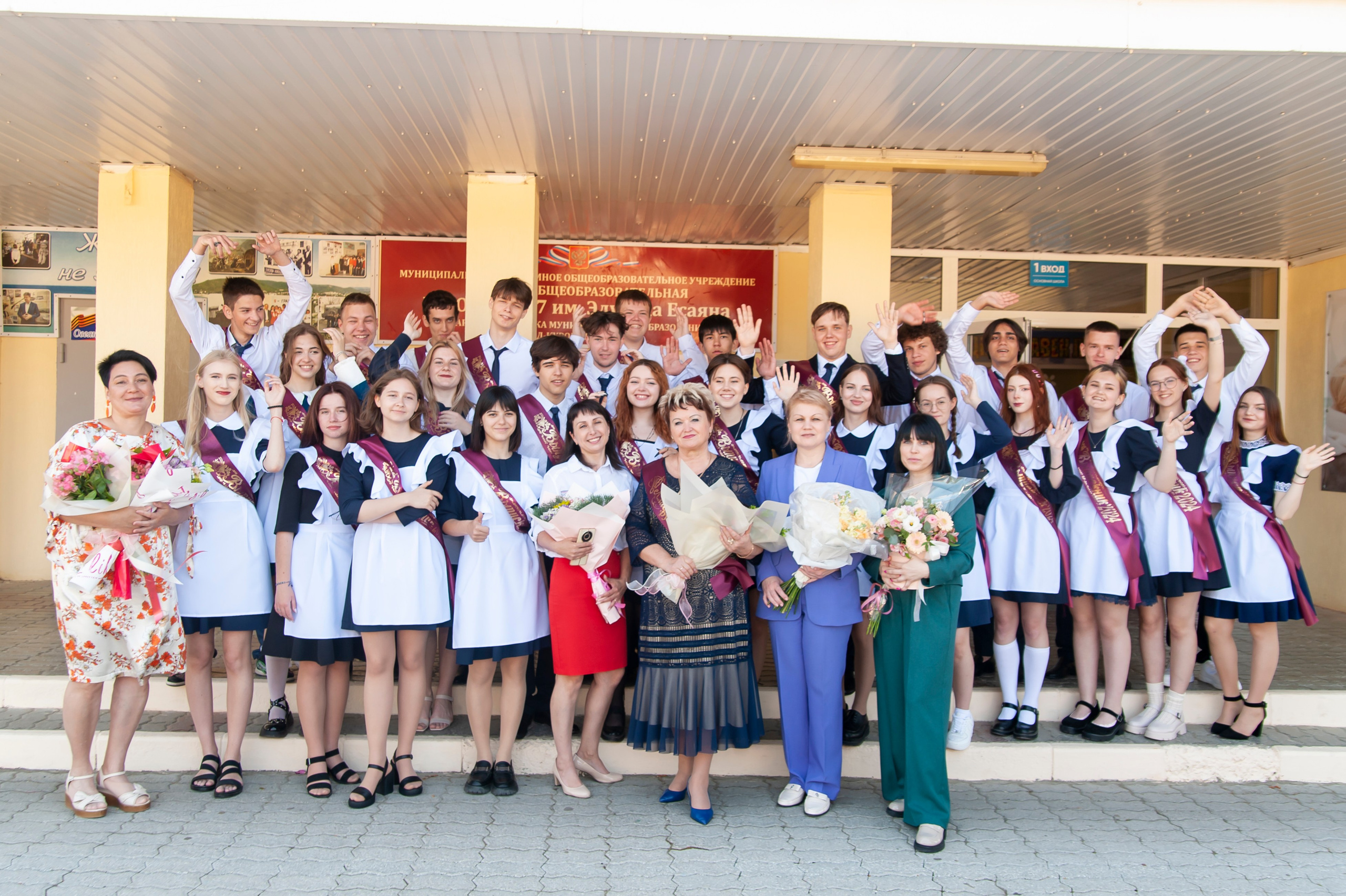 Последний Звонок МАОУ СОШ № 17 им. Эдуарда Есаяна — Архипо-Осиповка. Свадебный и семейный фотограф Денис Лукьянов в Краснодаре, Краснодарском крае и Республике Крым