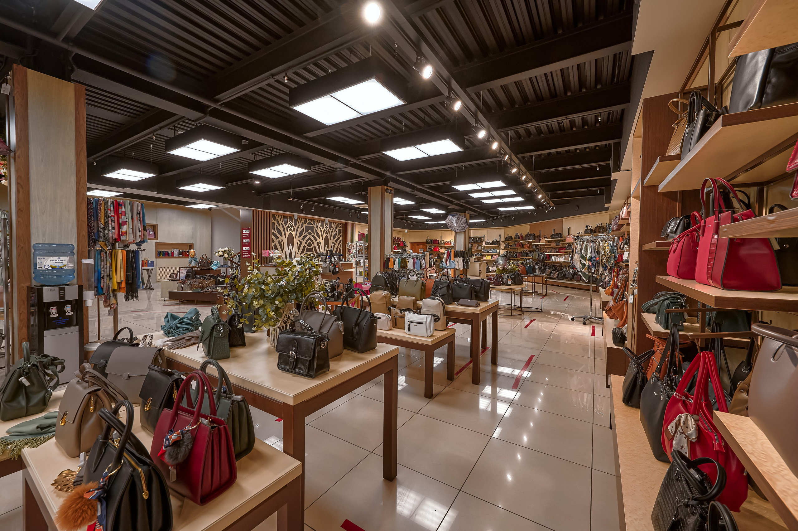 Портфолио по интерьерной и экстерьерной фотосъёмки: Мир сумок — Левый берег. Фотограф Яковлев Роман — Красноярск