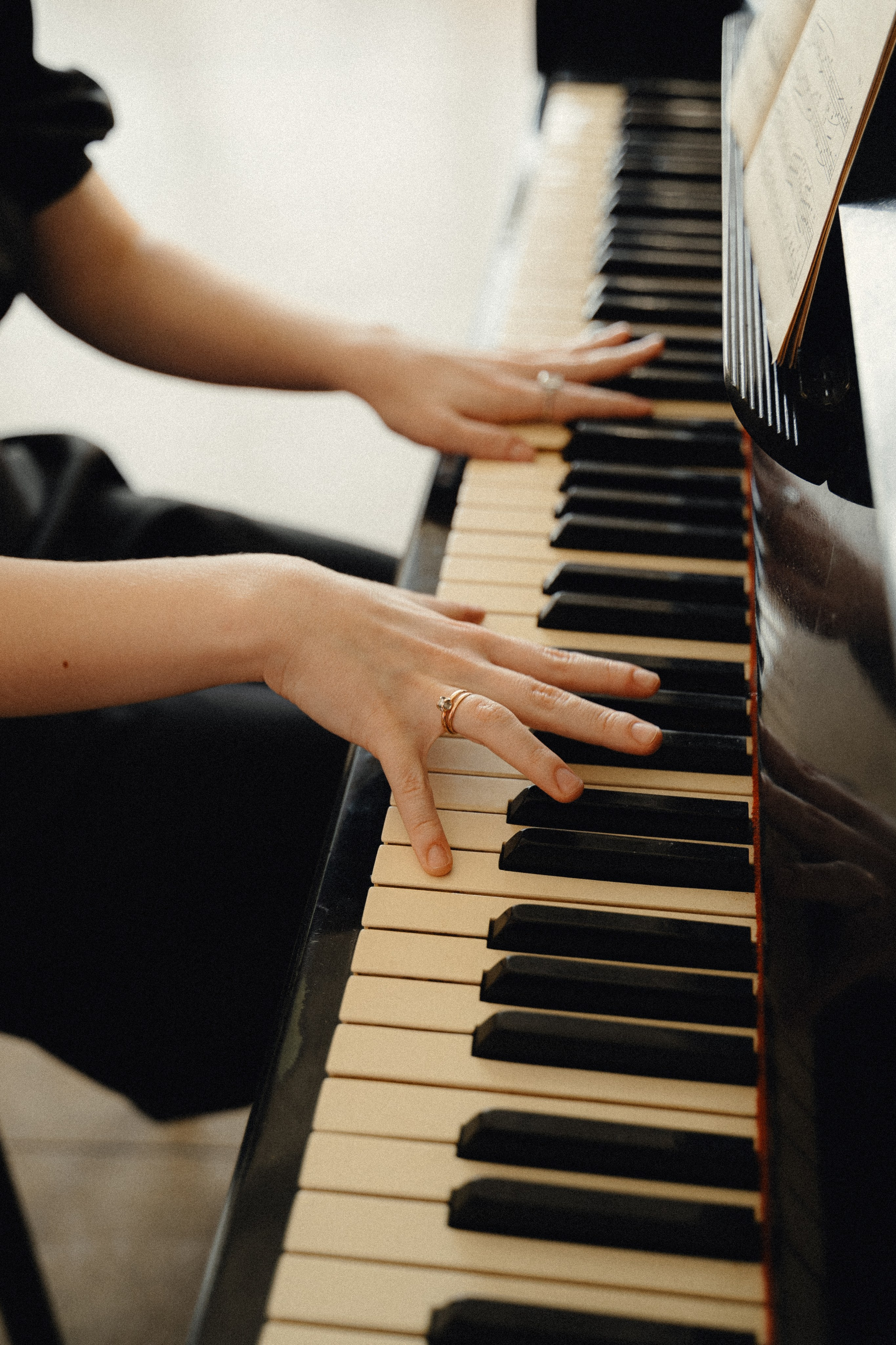 Александра пианистка. Главная