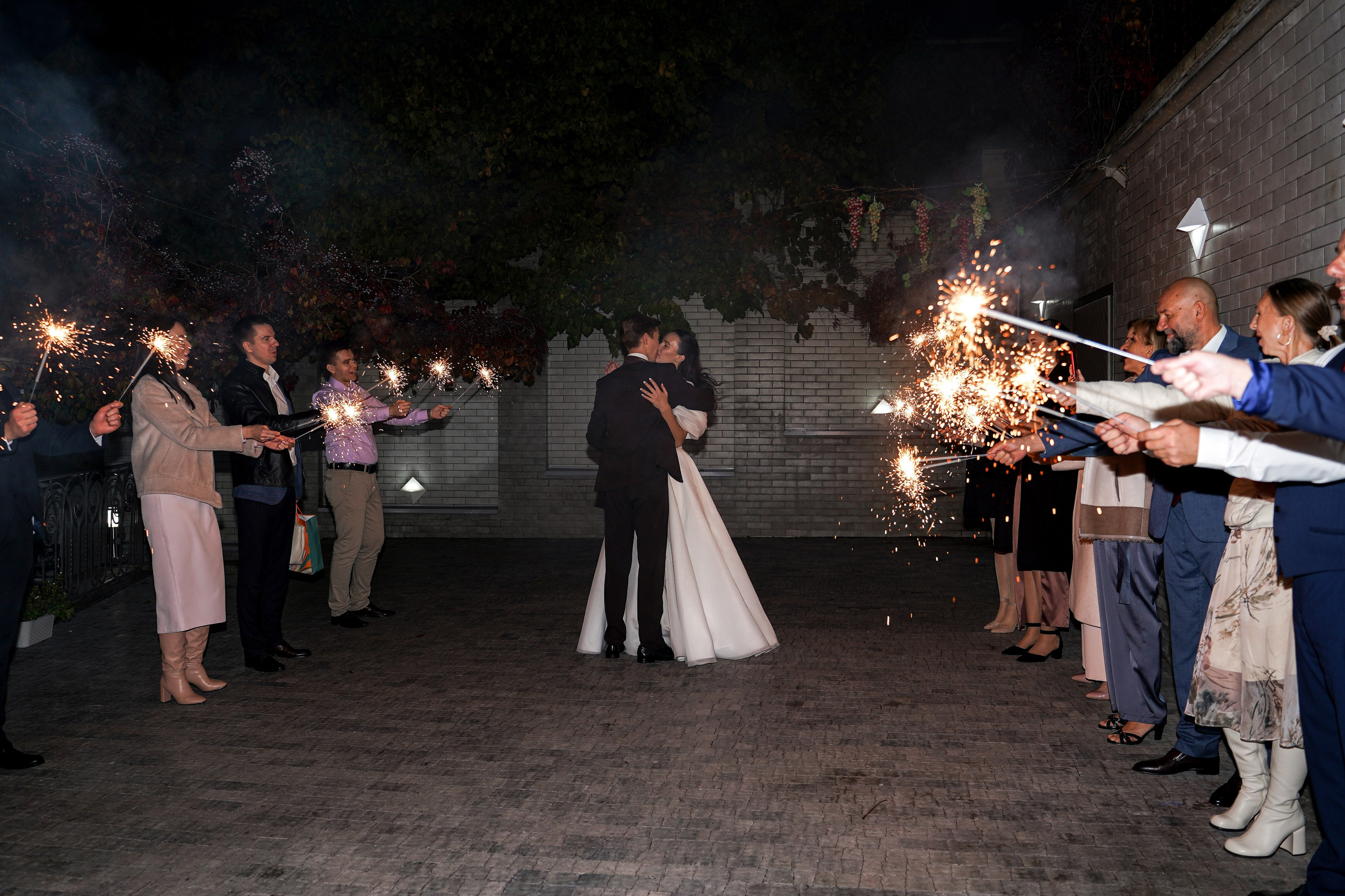 Свадебный банкет в беседке. Свадебный фотограф в Ростове-на-Дону. Таинство Крещения и Венчания, семейные фотосессии. Алёна Чёботова