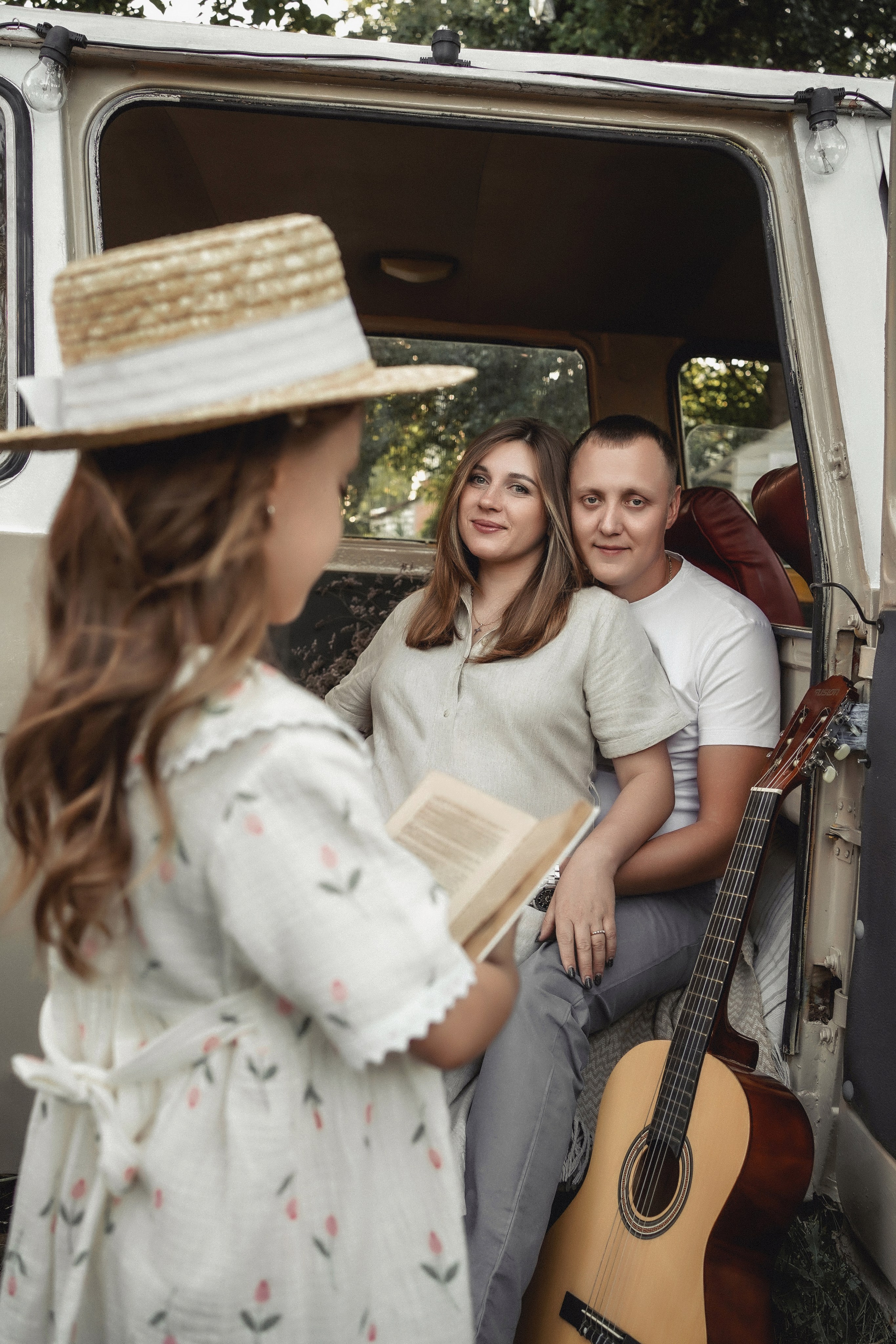 Семья в фотостудии на пруду. Свадебный фотограф в Ростове-на-Дону. Таинство Крещения и Венчания, семейные фотосессии. Алёна Чёботова