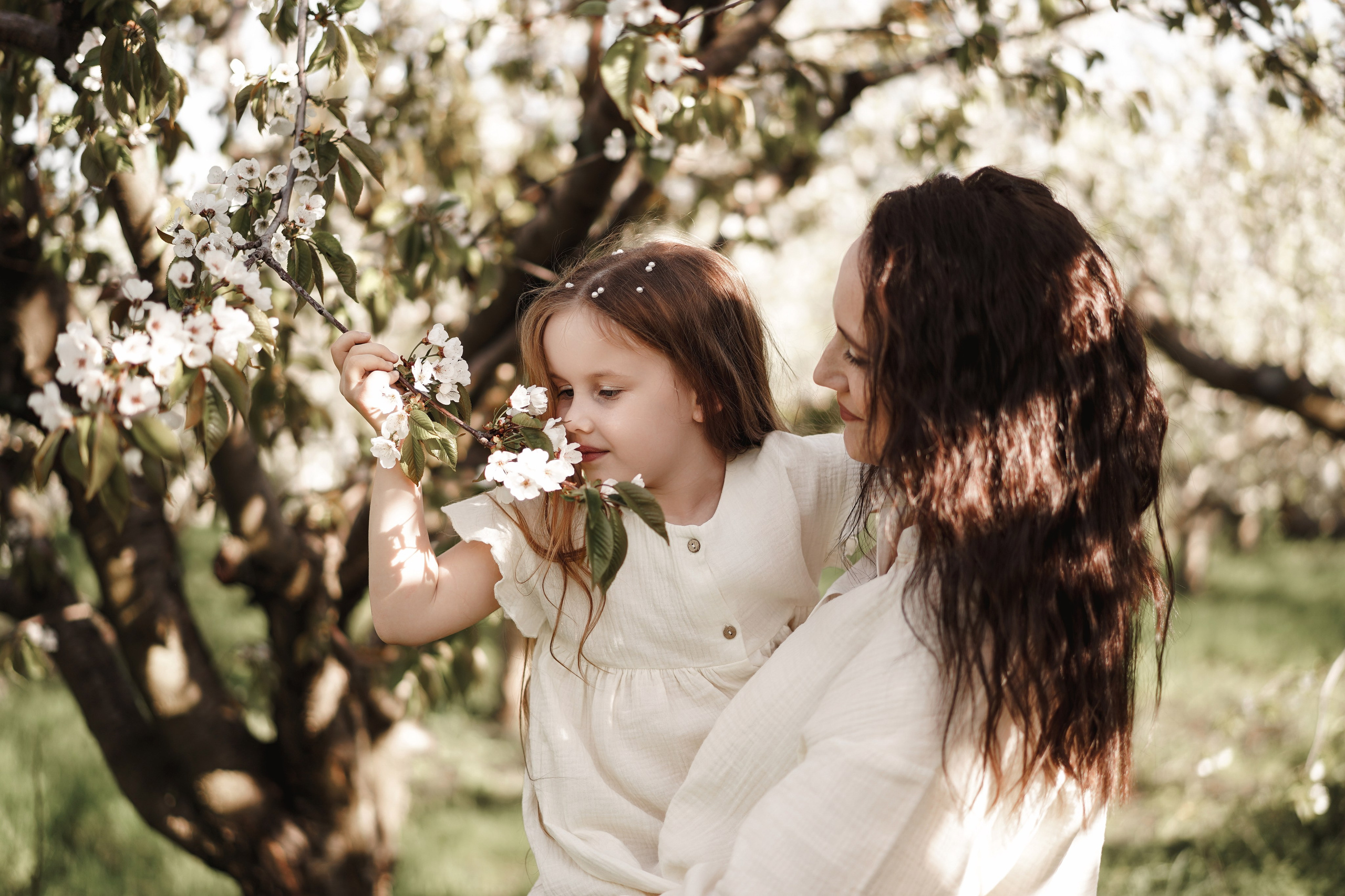 Семейная фотосессия на цветущих садах. Свадебный фотограф в Ростове-на-Дону. Таинство Крещения и Венчания, семейные фотосессии. Алёна Чёботова