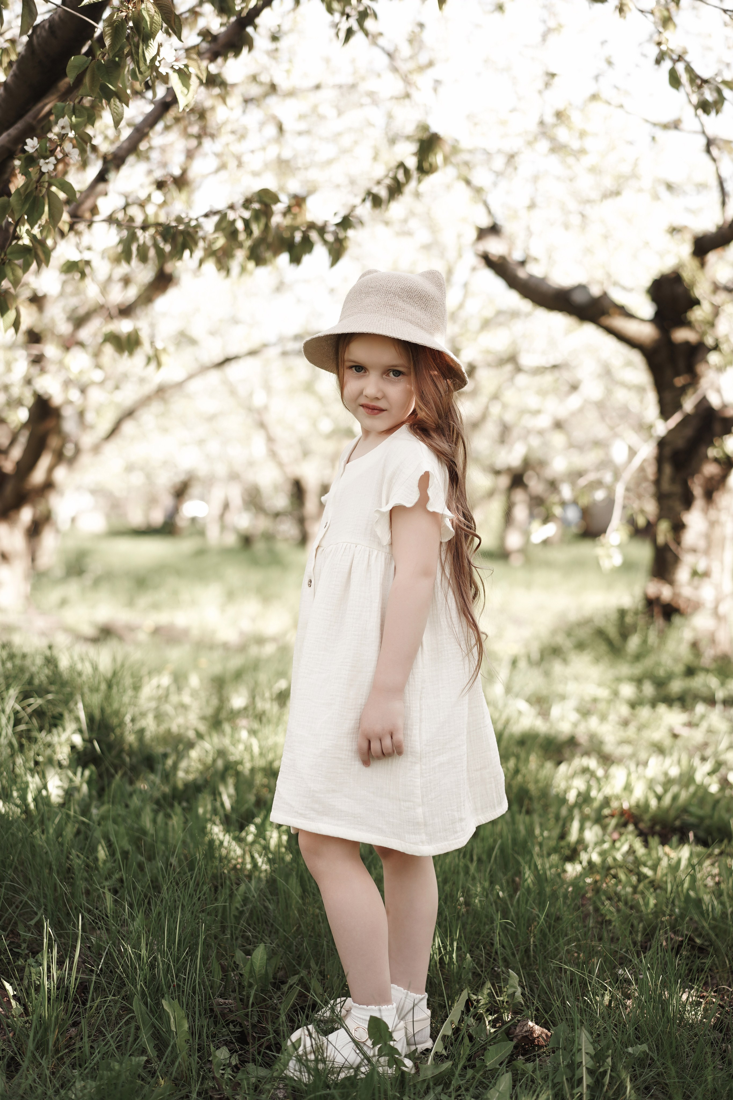 Семейная фотосессия на цветущих садах. Свадебный фотограф в Ростове-на-Дону. Таинство Крещения и Венчания, семейные фотосессии. Алёна Чёботова