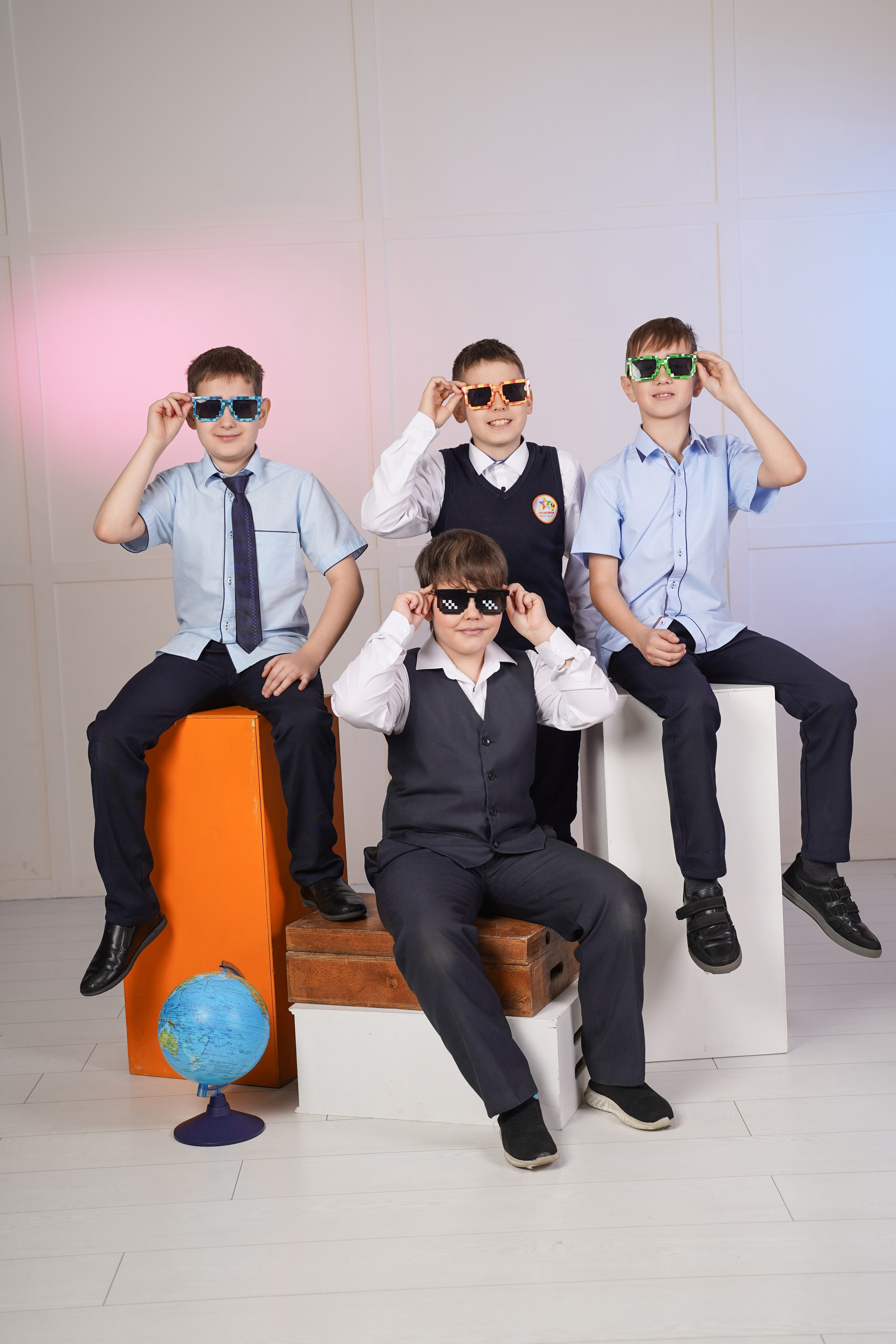 Выпускные альбомы для младших классов в Красноярске от AlbomKras 📚👶. AlbomKras -выпускные альбомы Красноярска с авторским дизайном и качественной фотосъемкой! ⭐⭐⭐⭐⭐ 5.0