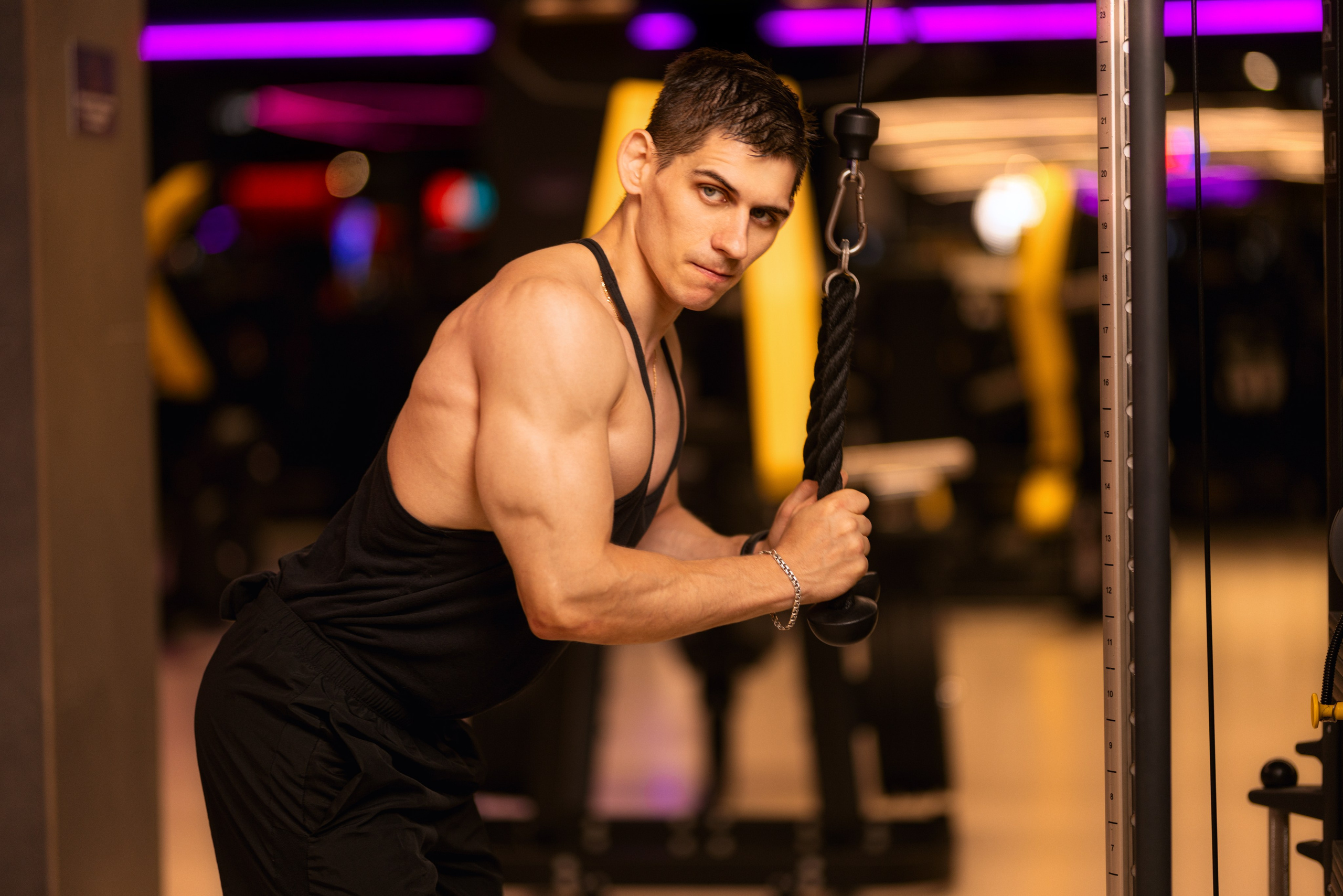 Фотосет в Владом в тренажерном зале для контента. Дмитрий Шульгин, портретный фотограф в Воронеже