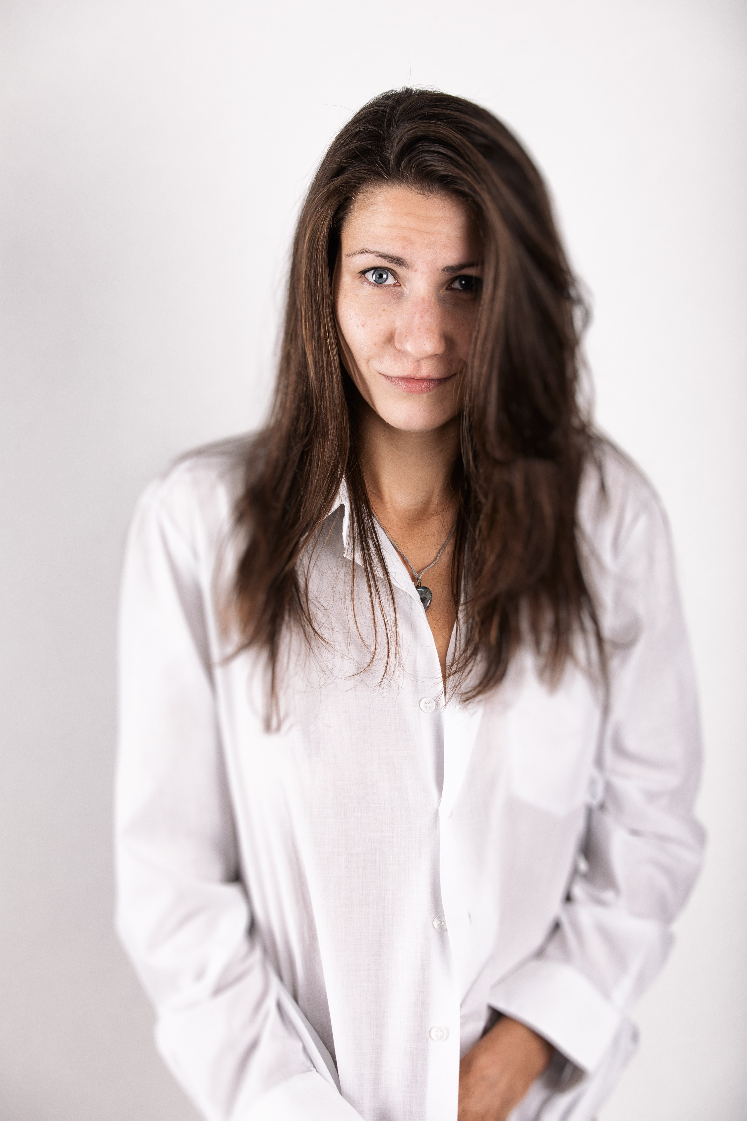 Профессиональная студийная фотосессия снепов с девушкой модельной внешности. Классический образ — в рубашке — на белом фоне. Минималистичная съёмка подчёркивает фигуру, черты лица и природную красоту модели: голубые глаза, высокая стройная фигура, естественный стиль. Отлично подойдёт для создания модельной анкеты или портфолио. Съёмка проходила в фотостудии в Химках. Фотограф: Иван Парусиди — опытный специалист по fashion-съёмке и снепам для моделей. Бронируйте фотосессию для себя или портфолио вашего агентства.