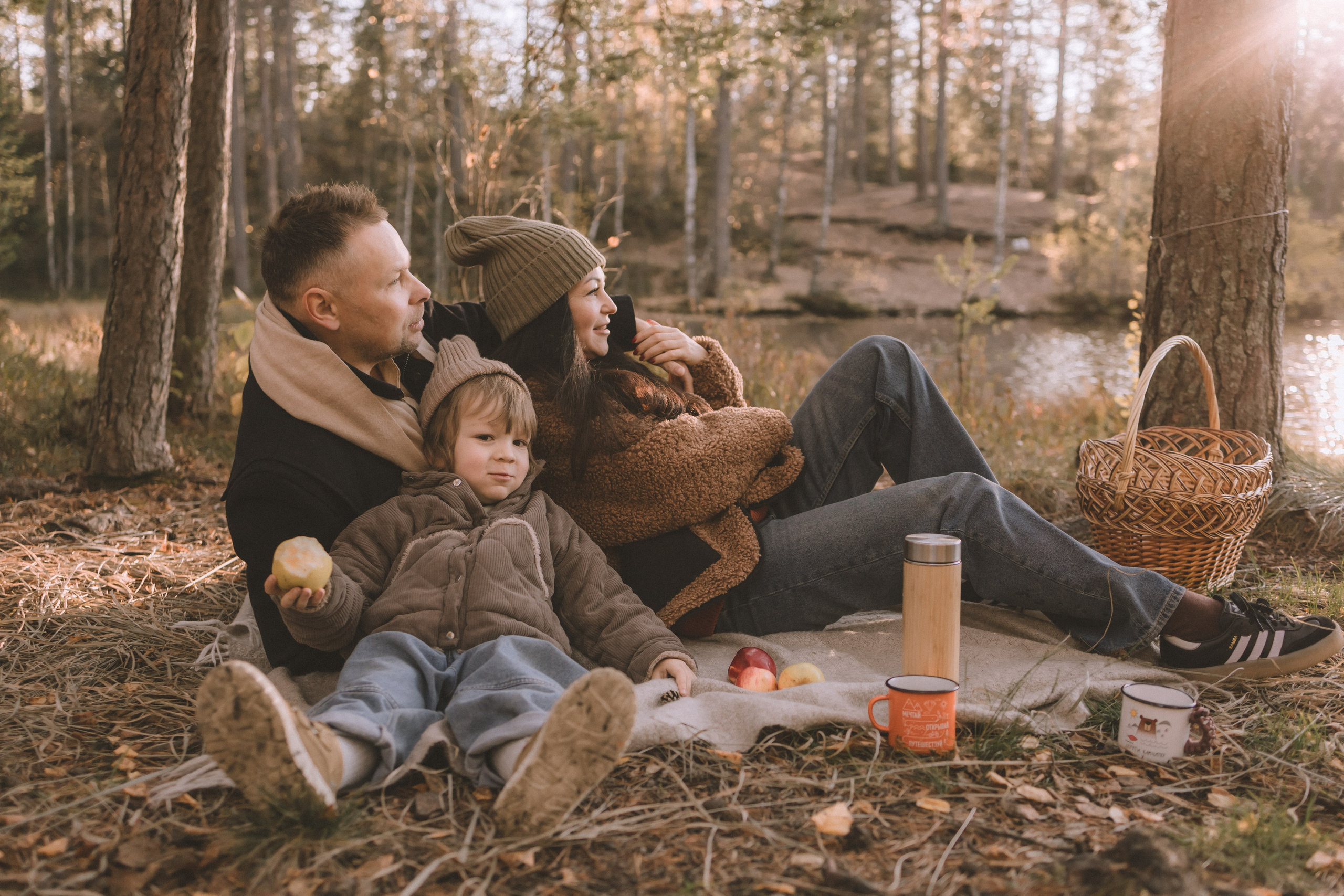 семейный отдых на природе и естественные фотографии в стиле lifestyle