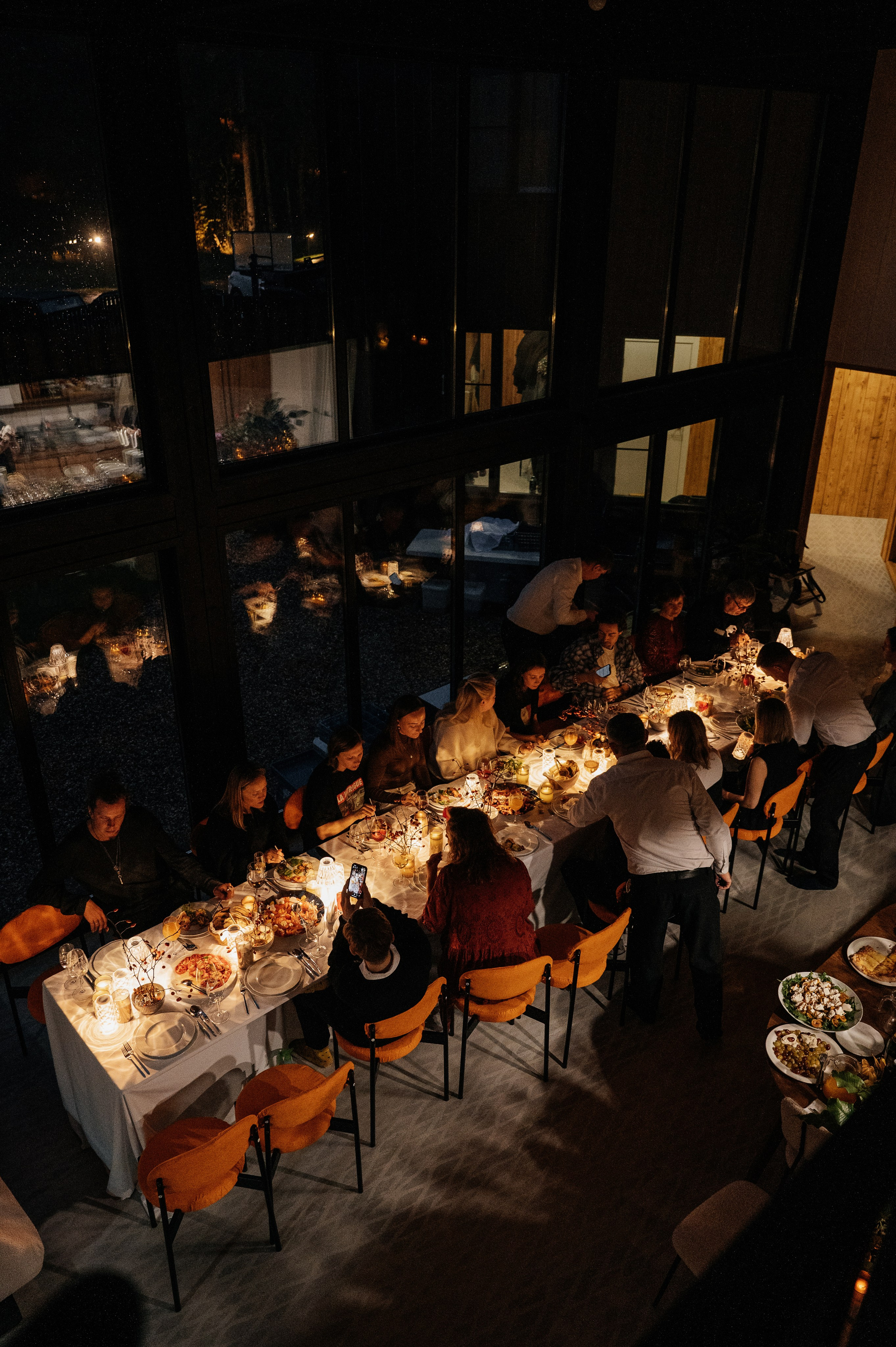 Невероятно атмосферный семейный ужин. Wedding photographer in Moscow and around the world Andrey Medvednikov