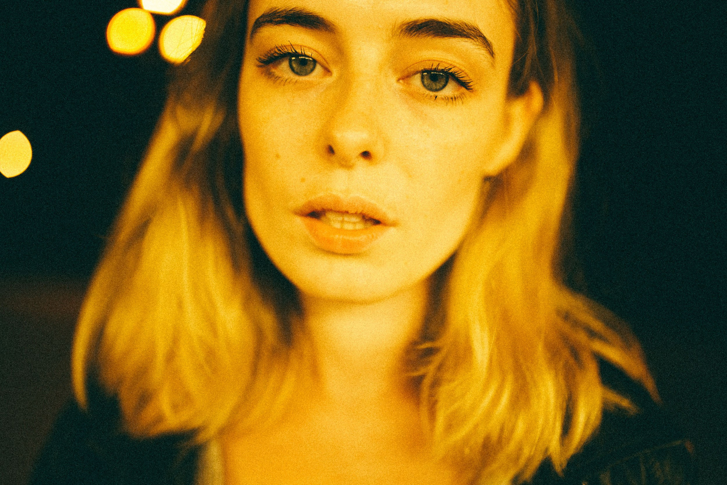 Девушка на прогулке в парке развлечений