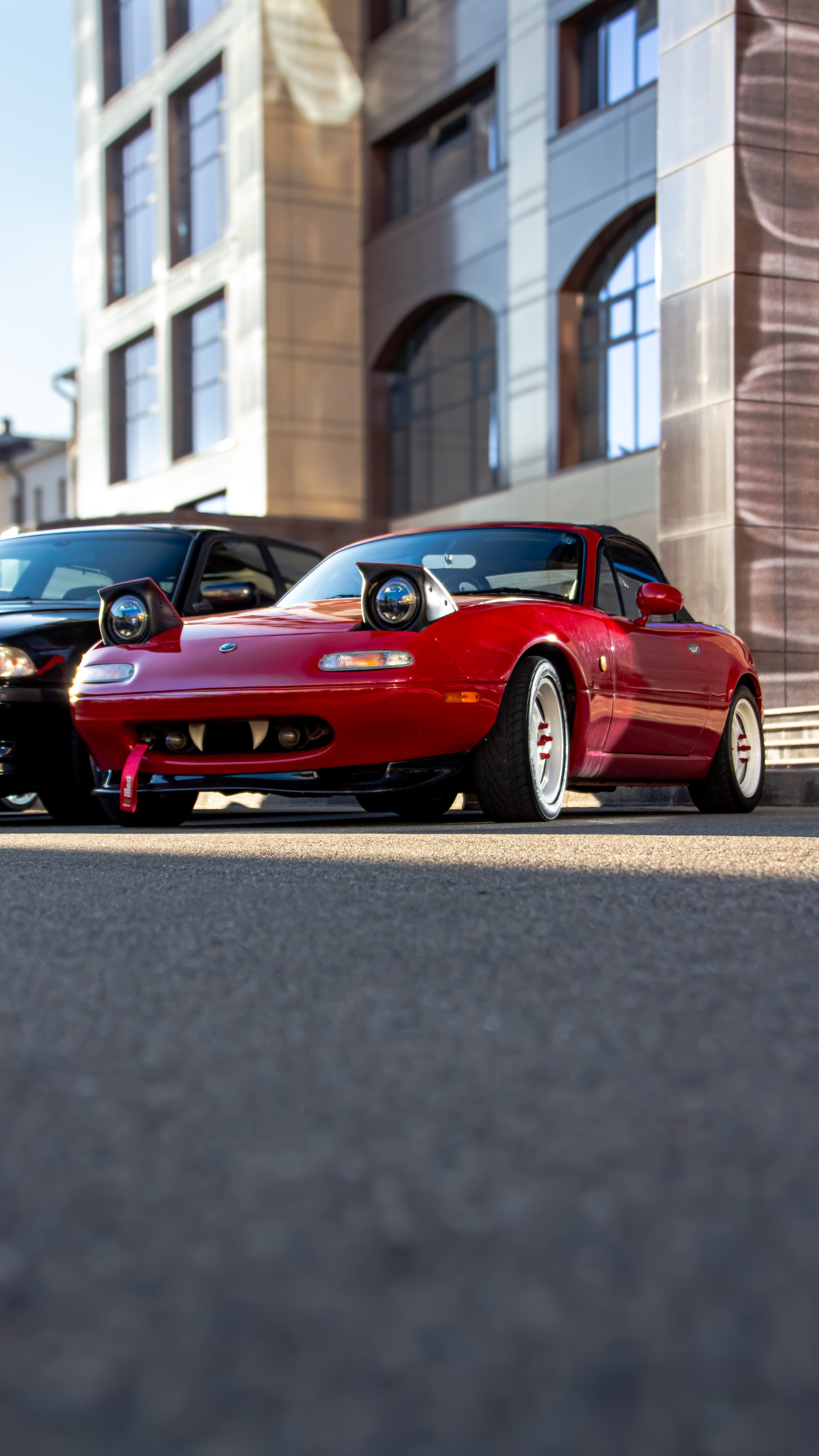 Фото Mazda MX-5 Miata (Eunos Roadster) NA: красный родстер
