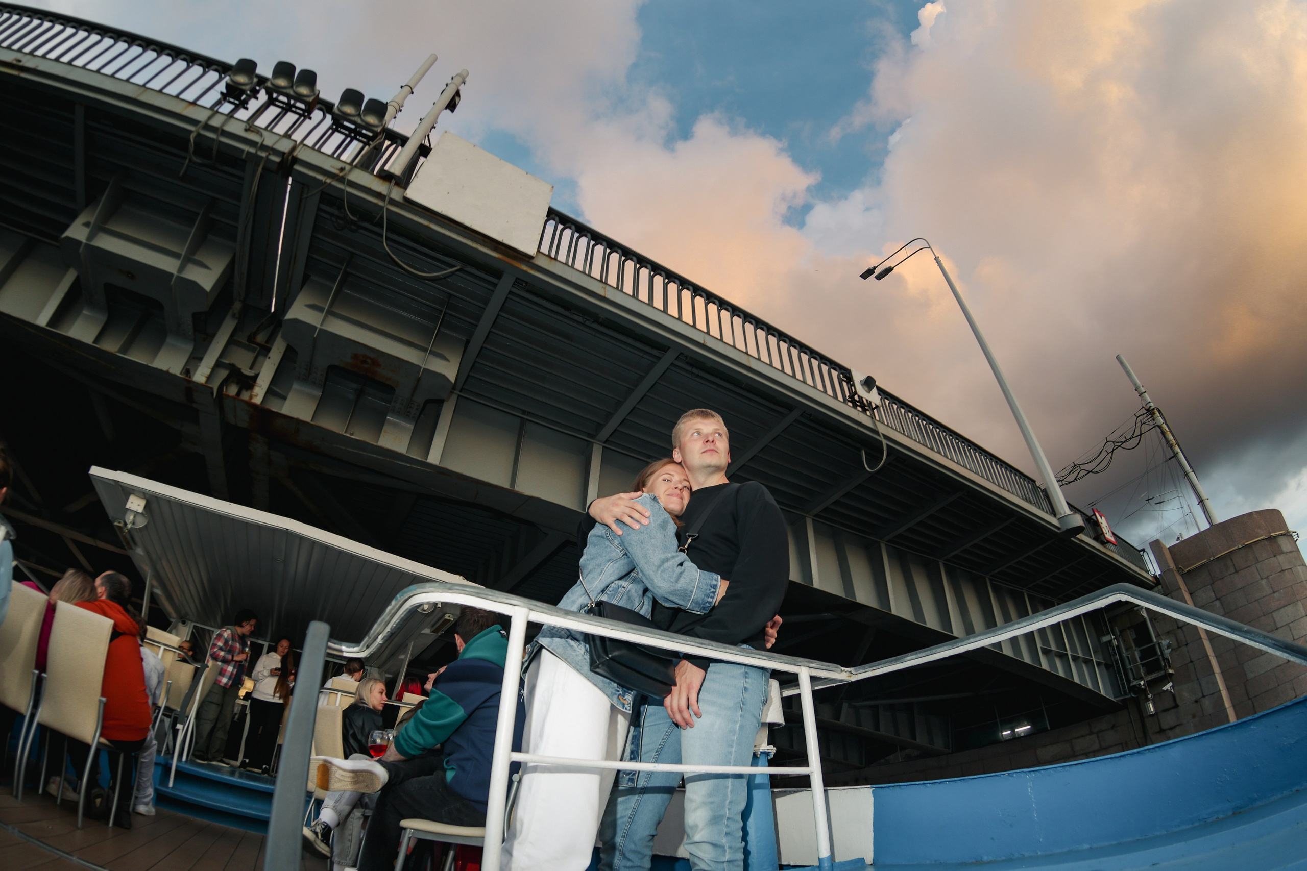 под мостом на речном круизе