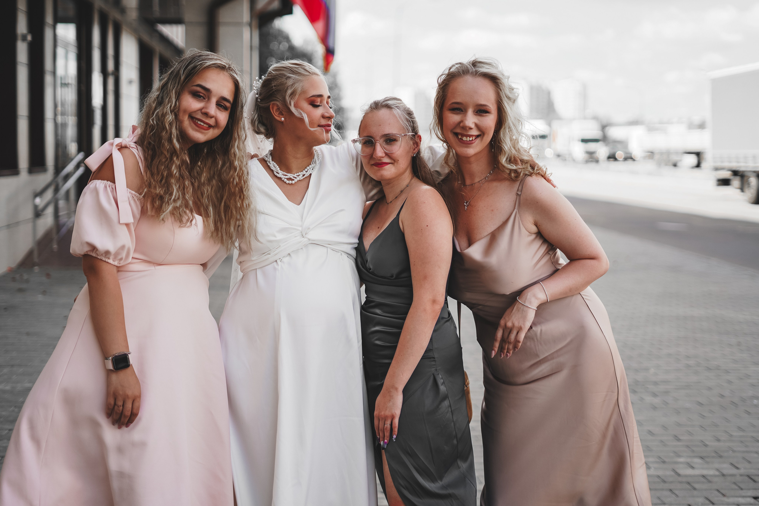 Невеста возле загса с подружками