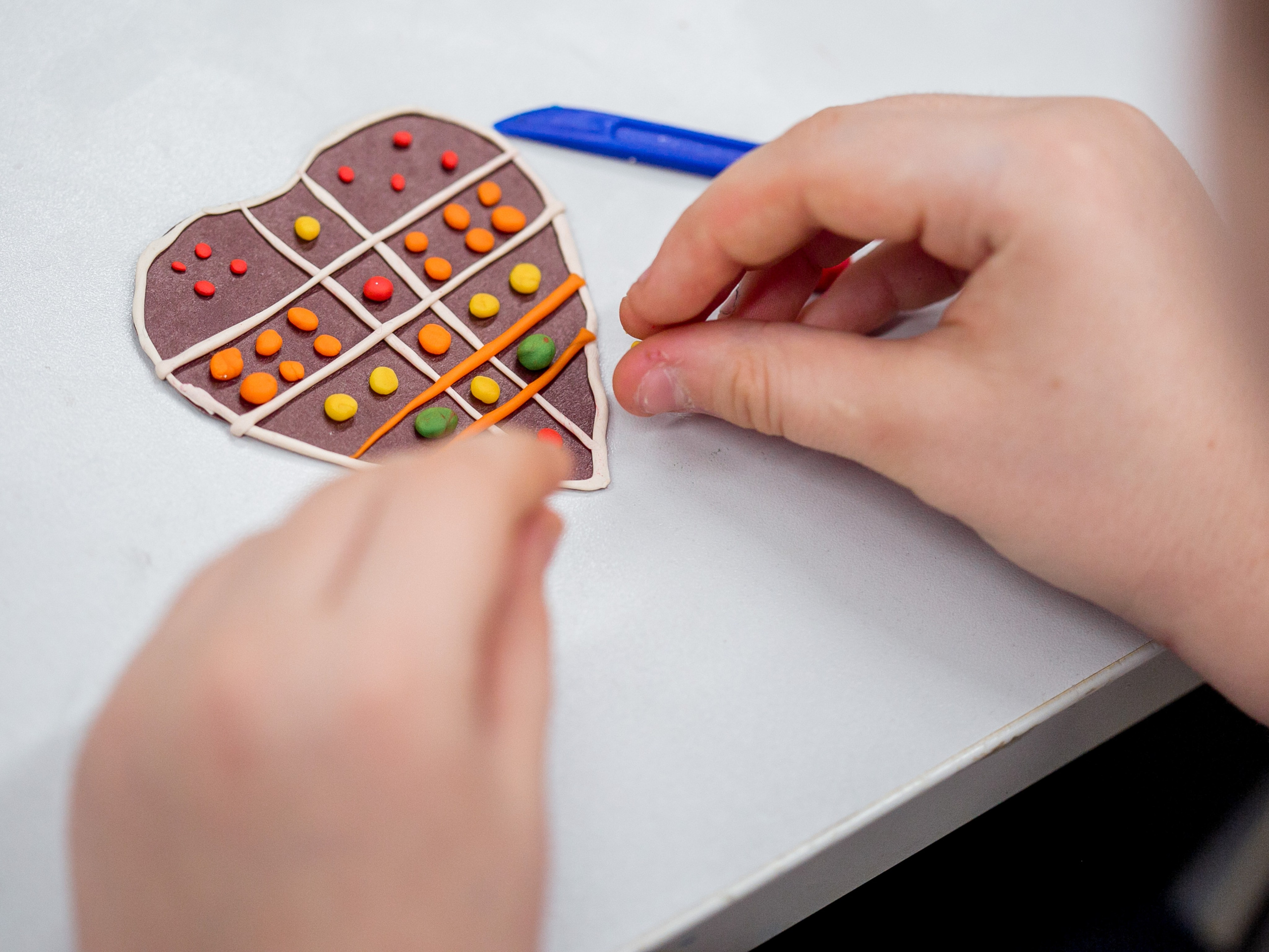 Школьники делают поделки к Новому году. Репортажный фотограф Борис Геер