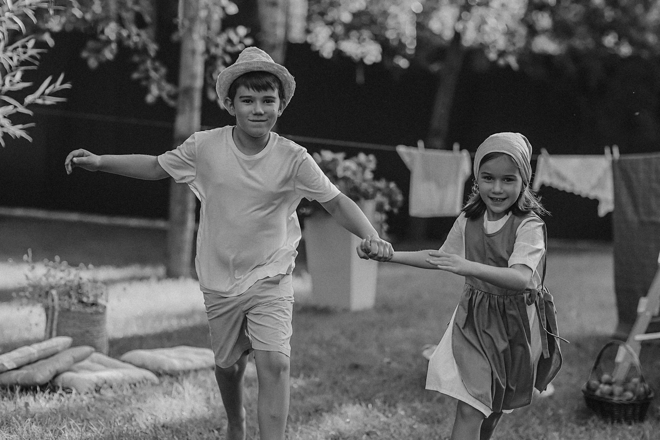 Стирка у дома. Семейный фотограф Тюмень, фотограф на роды Салмина Мария
