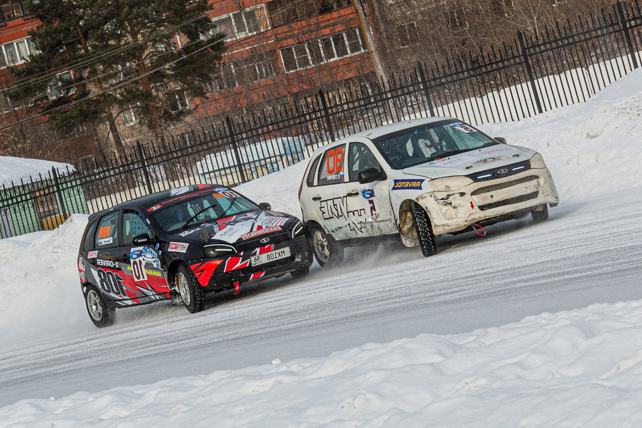 Вихрь адреналина и энергии окружает каждого участника, в то время как камеры на машине захватывают моменты напряженной борьбы за первое место. В центре внимания - мощные машины, пылающие жаждой победы и стремящиеся преодолеть все препятствия на пути к триумфу. Автор фотограф: Додров. Ph: dodrov.