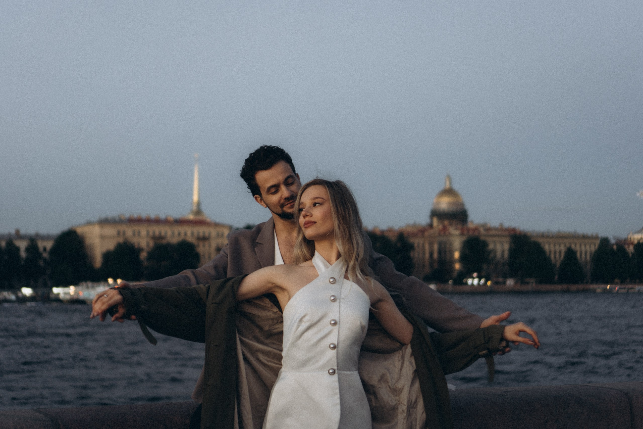 СВАДЕБНАЯ СЬЕМКА ПАРЫ НА РАССВЕТЕ В БЕЛЫЕ НОЧИ И ПРОГУЛКА С РАЗВОДНЫМИ МОСТАМИ И ПИКНИК ВОЗЛЕ ИСАКИЕВСКОГО СОБОРА. Профессиональный фотограф, Санкт-Петербург — Виктория Богомолова