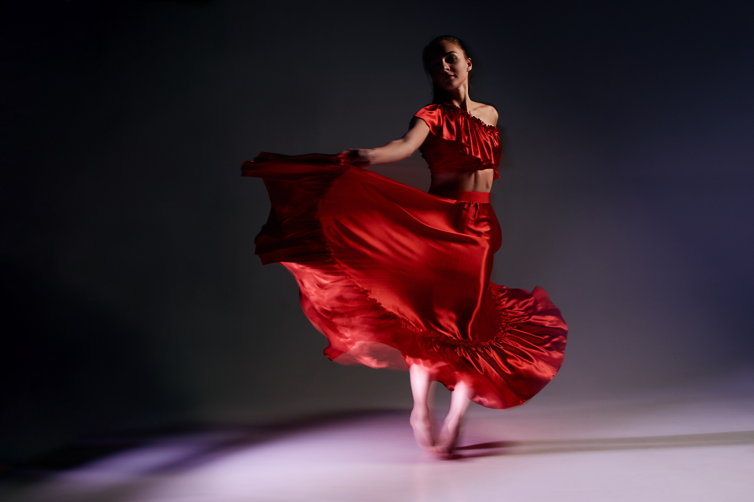 Танец. Съемка со смешанным светом. Ольга Чёкотова (Фотограф Кострома)