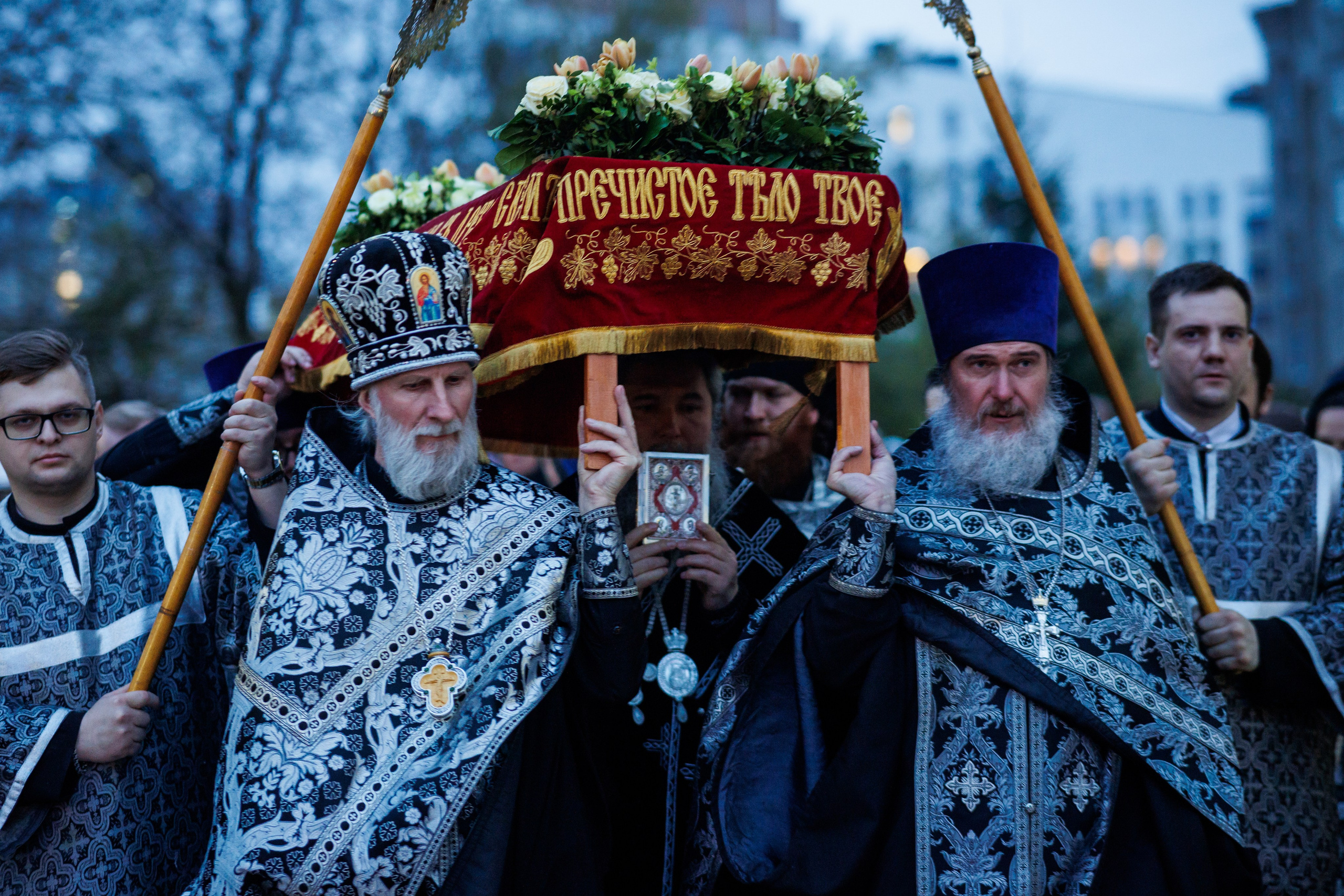 Чин погребения Великая Пятница, крестный ход с плащаницей Екатеринбург, страстная седмица облачения