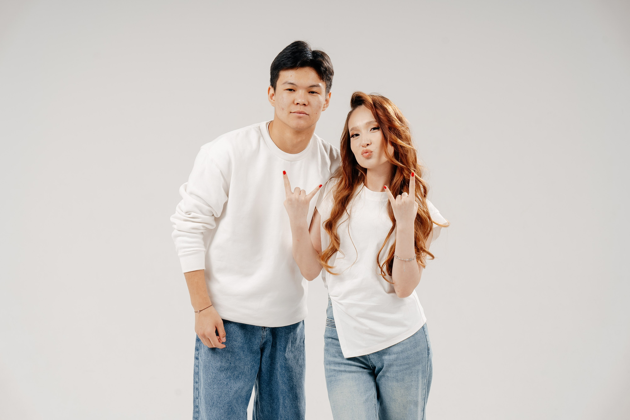 По двое. Выпускные альбомы в Нур-Султане (Астана) и по всему Казахстану