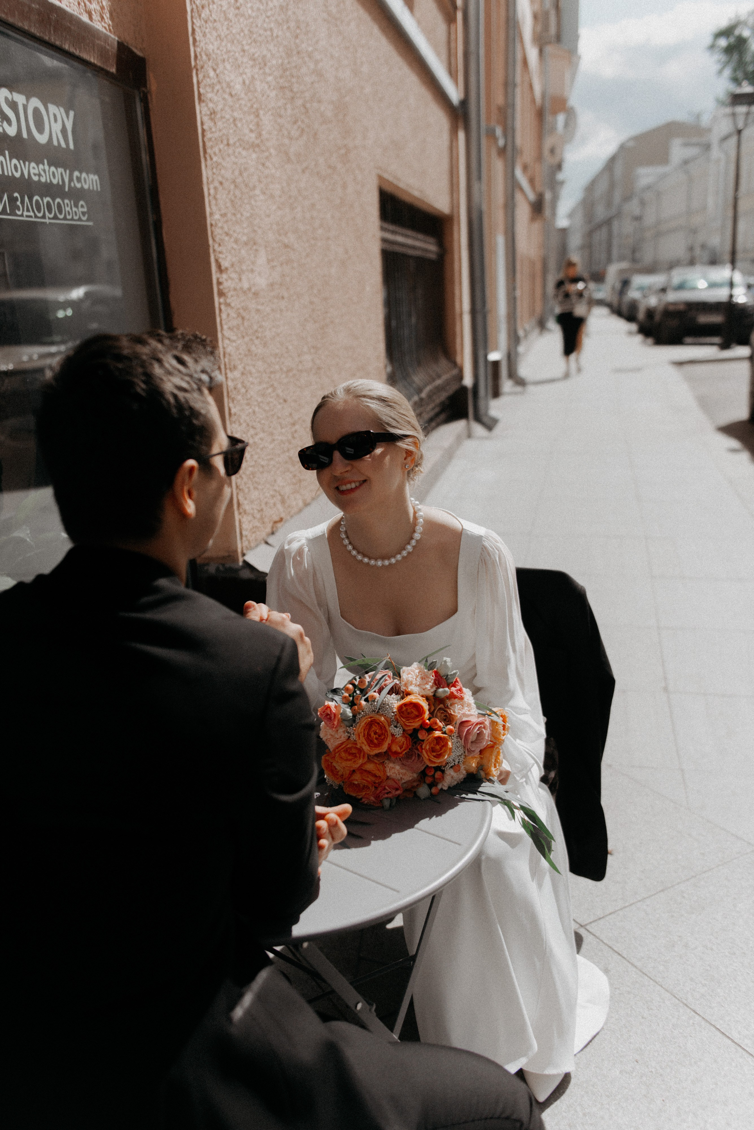 молодожены в кафе