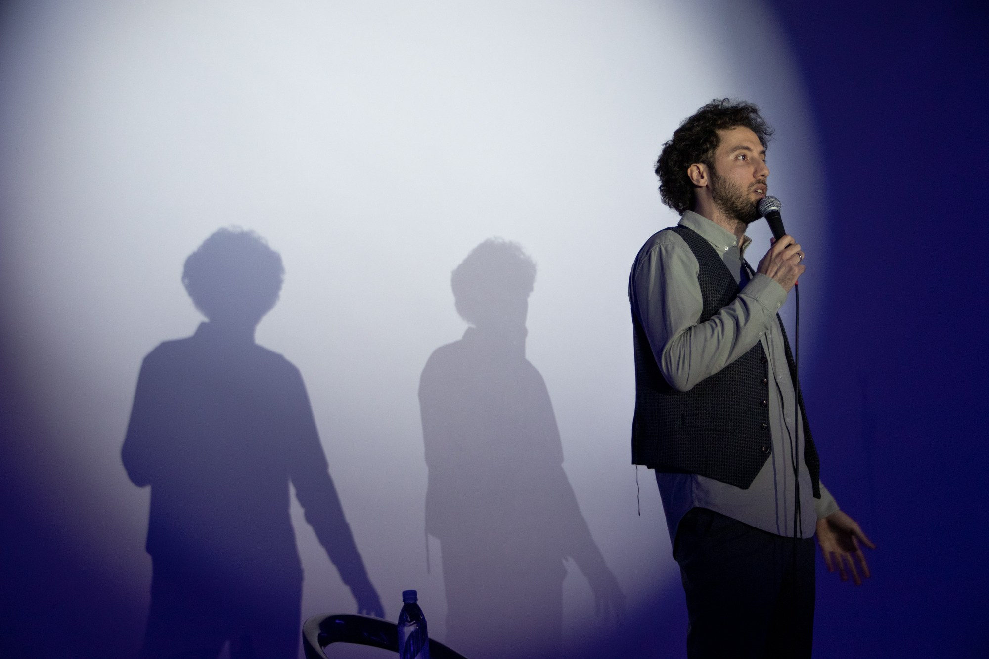 Выступление стендап-комика Дмитрий Романов. Репортажный, промышленный и маркетплейс-фотограф Дмитрий Чернат