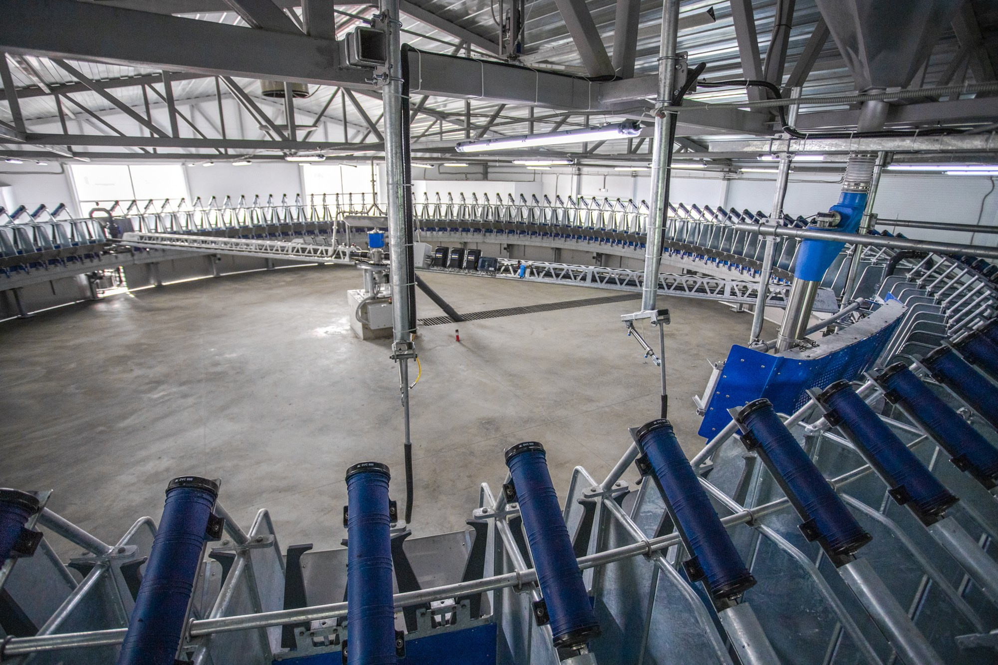 Открытие карусели для дойки скота. Репортажный, промышленный и маркетплейс-фотограф Дмитрий Чернат