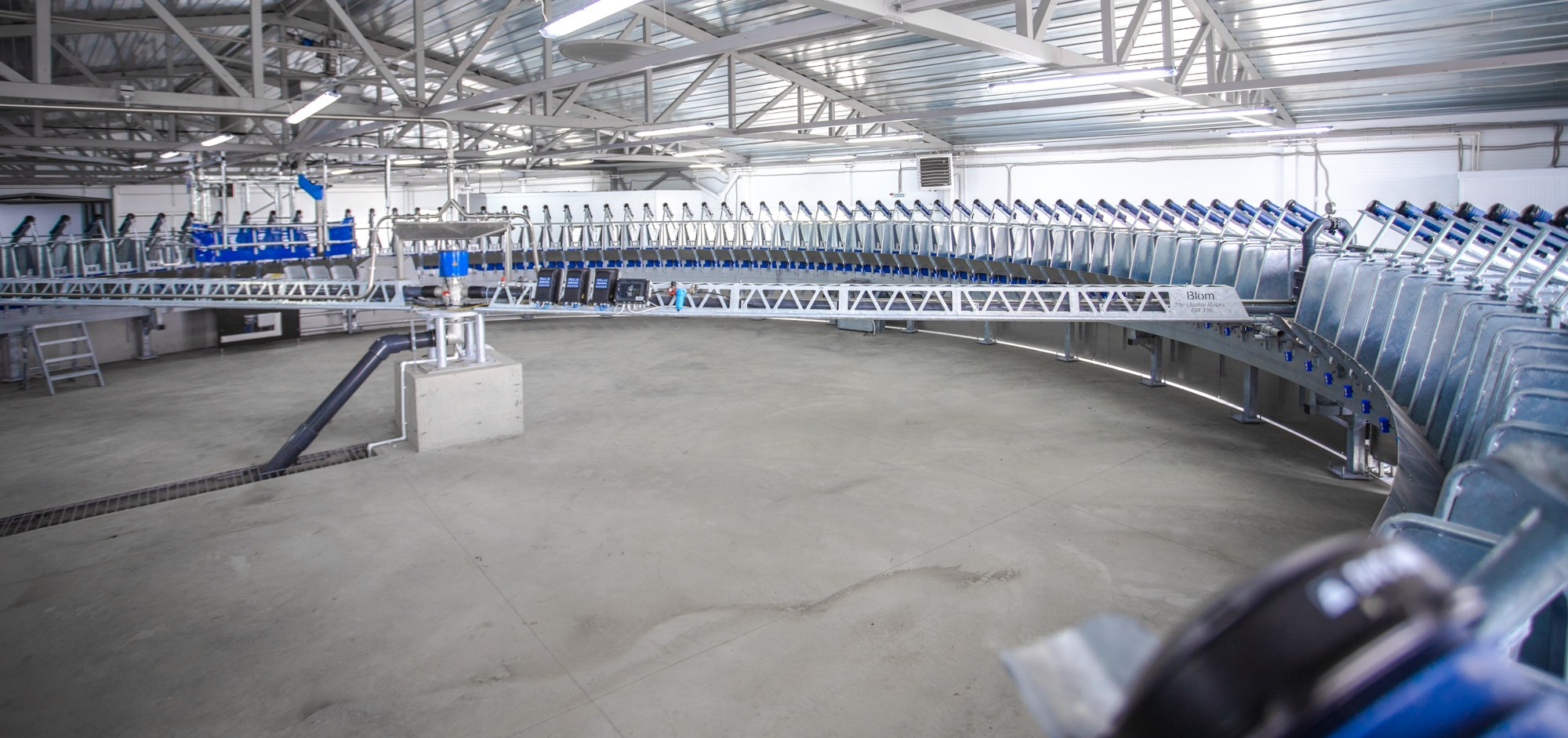 Открытие карусели для дойки скота. Репортажный, промышленный и маркетплейс-фотограф Дмитрий Чернат