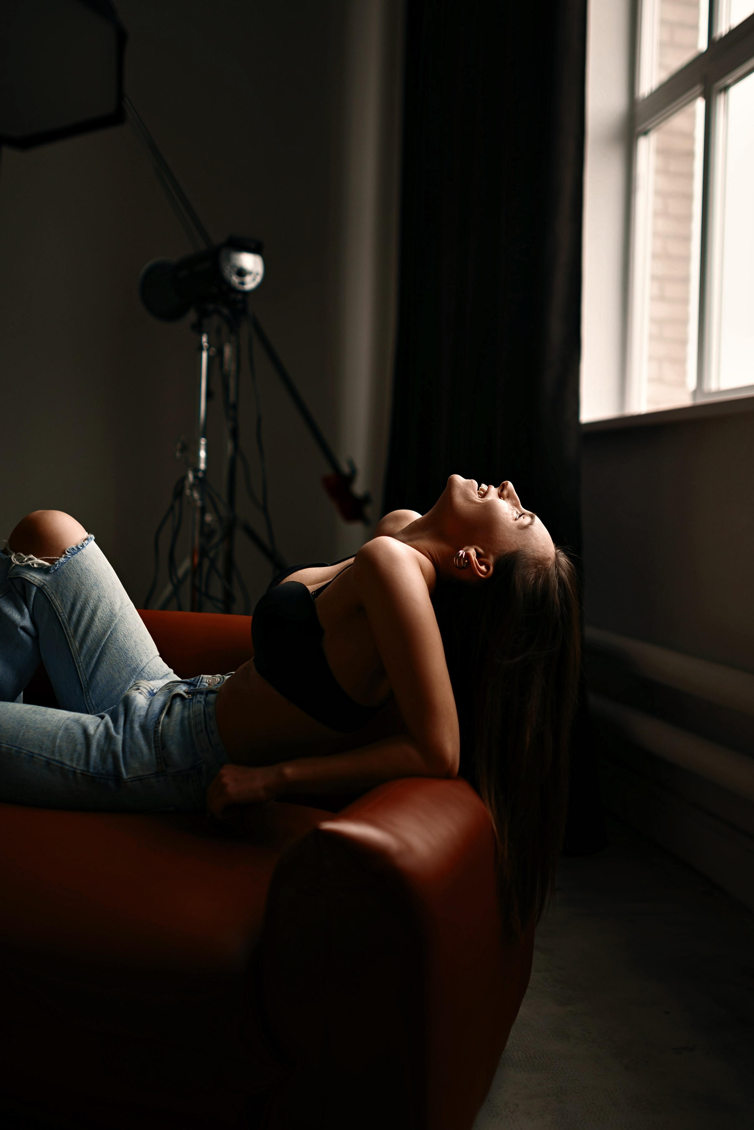 Фотограф Томашев: портрет девушки в белье  в студии на белой циклораме с естественным рассеянным светом