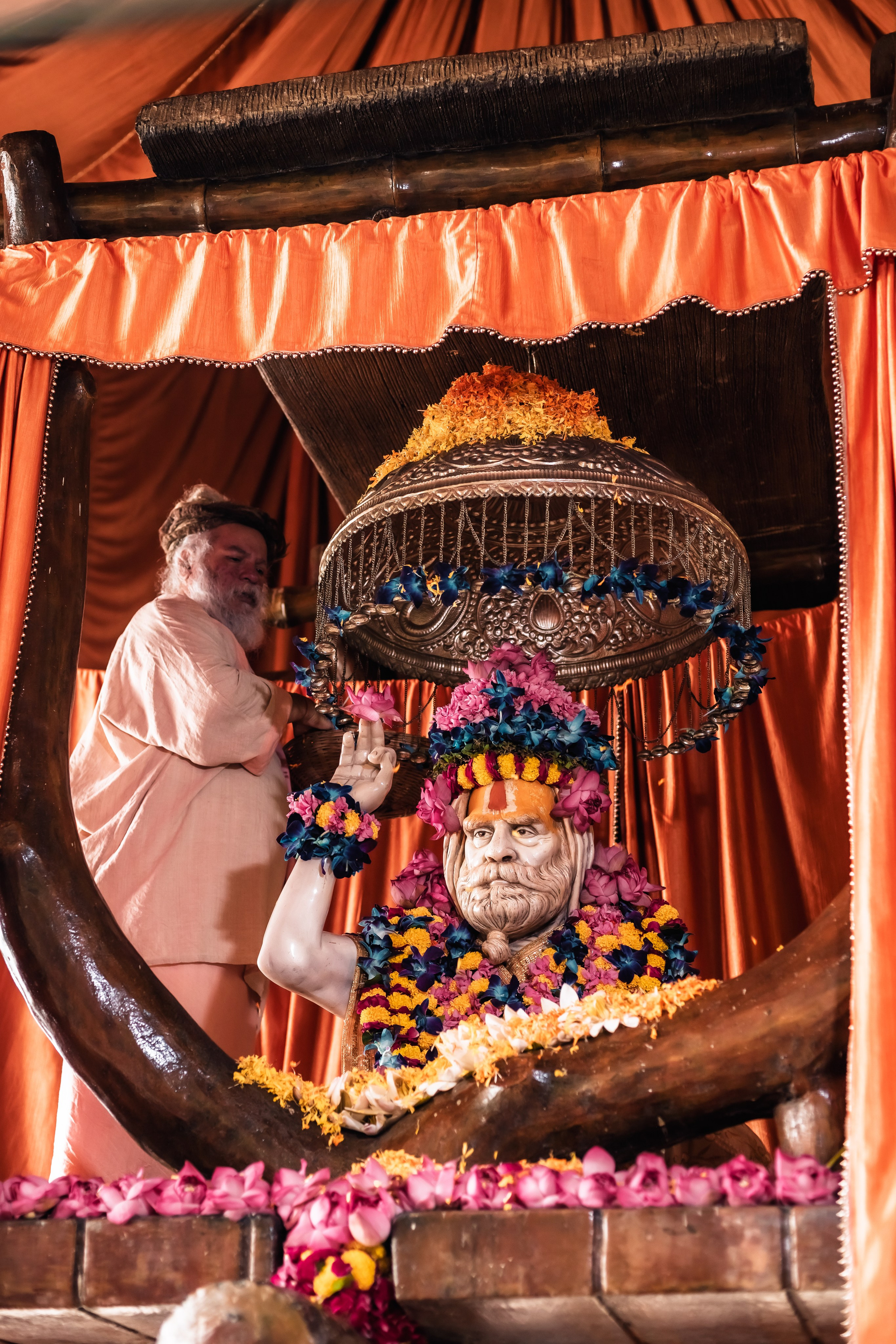 Abhisheka Devraha Baba on Sri Devdas ji maharaj bd. Mariam Bagdasaryan
