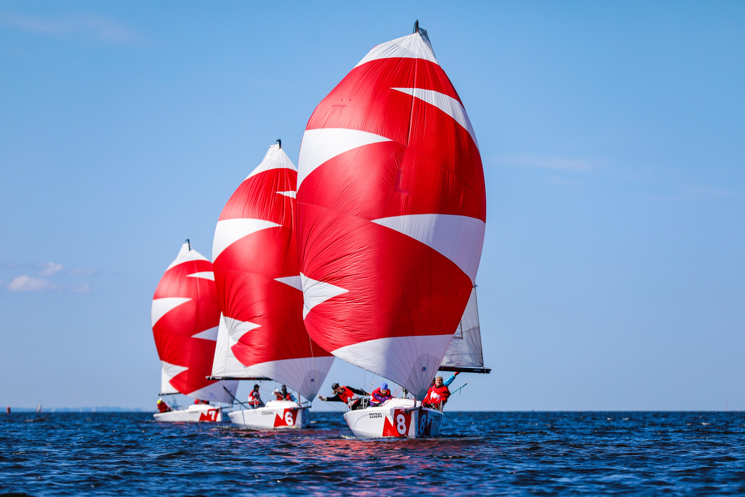 Красно-белые генакеры на яхтах MX700 на регате.