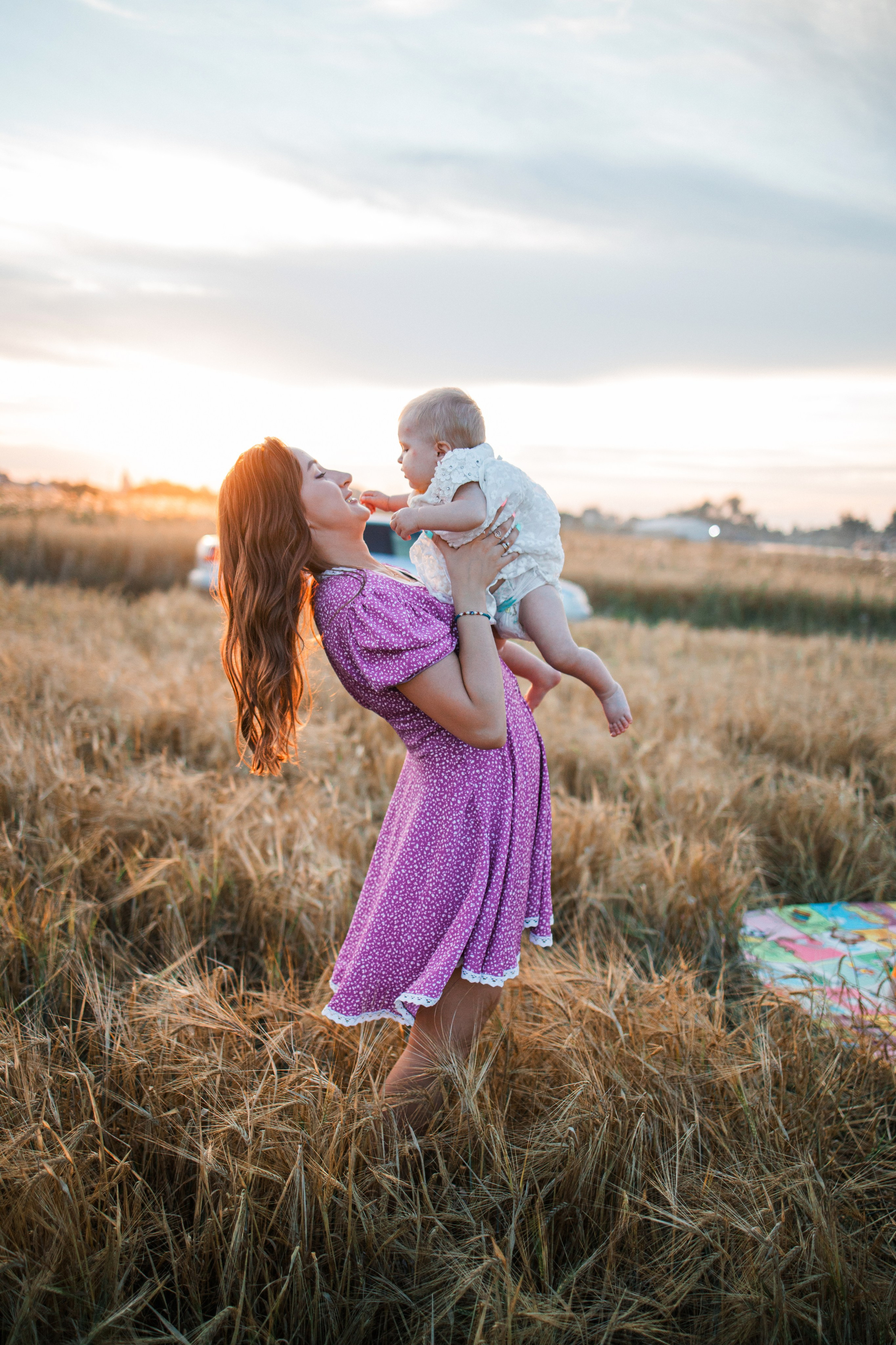 Поза для девушки с ребенком на закате во время фотосессии.